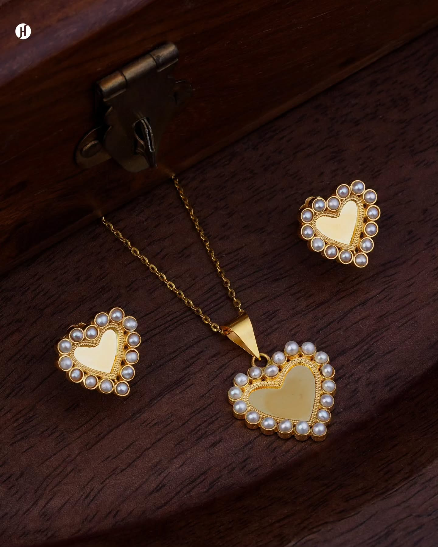 21Karat Yellow Gold Bahraini Heart Pendant Necklace Set