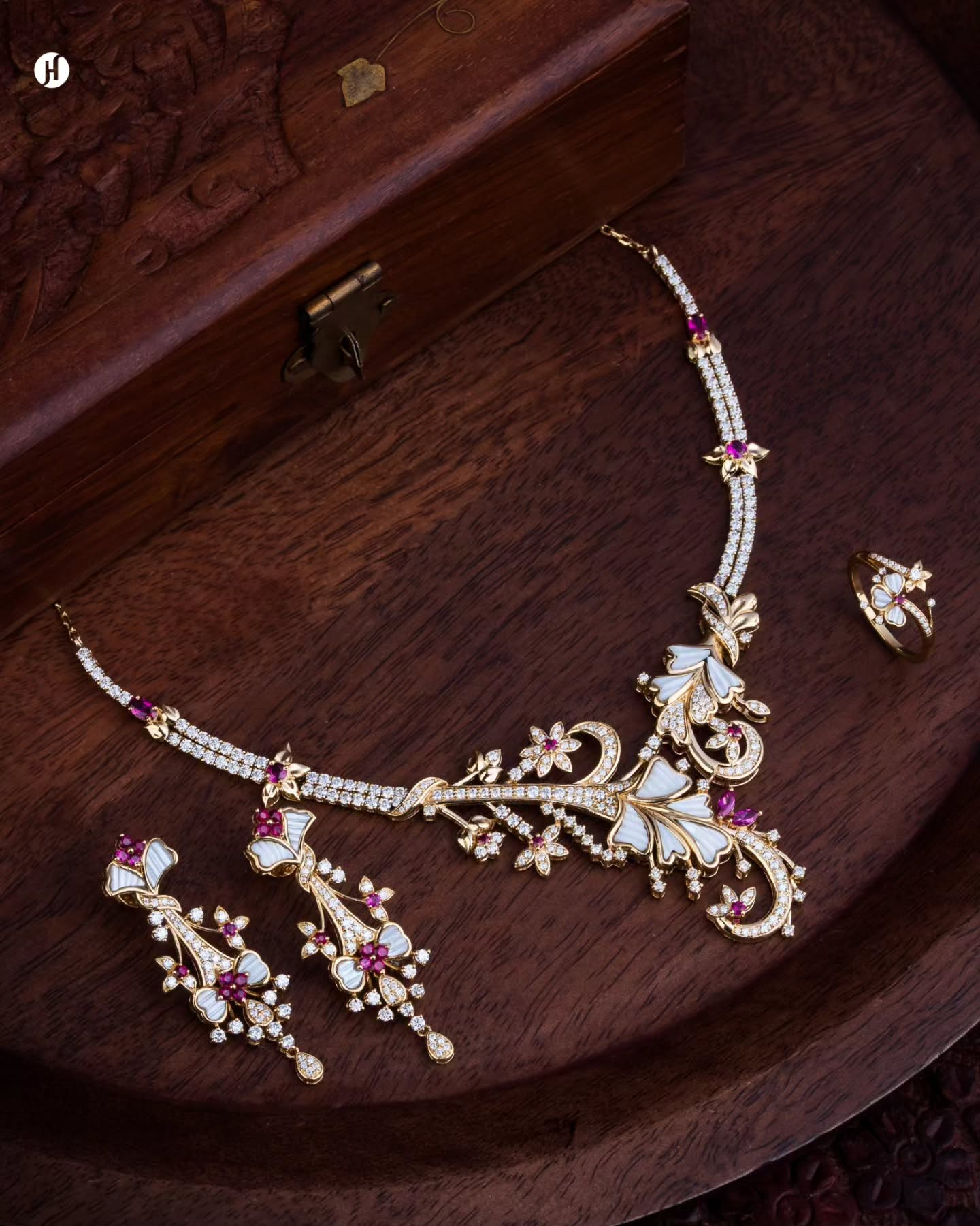 18K Yellow Gold Italian Mother-of-Pearl & Ruby Leaf Necklace Set