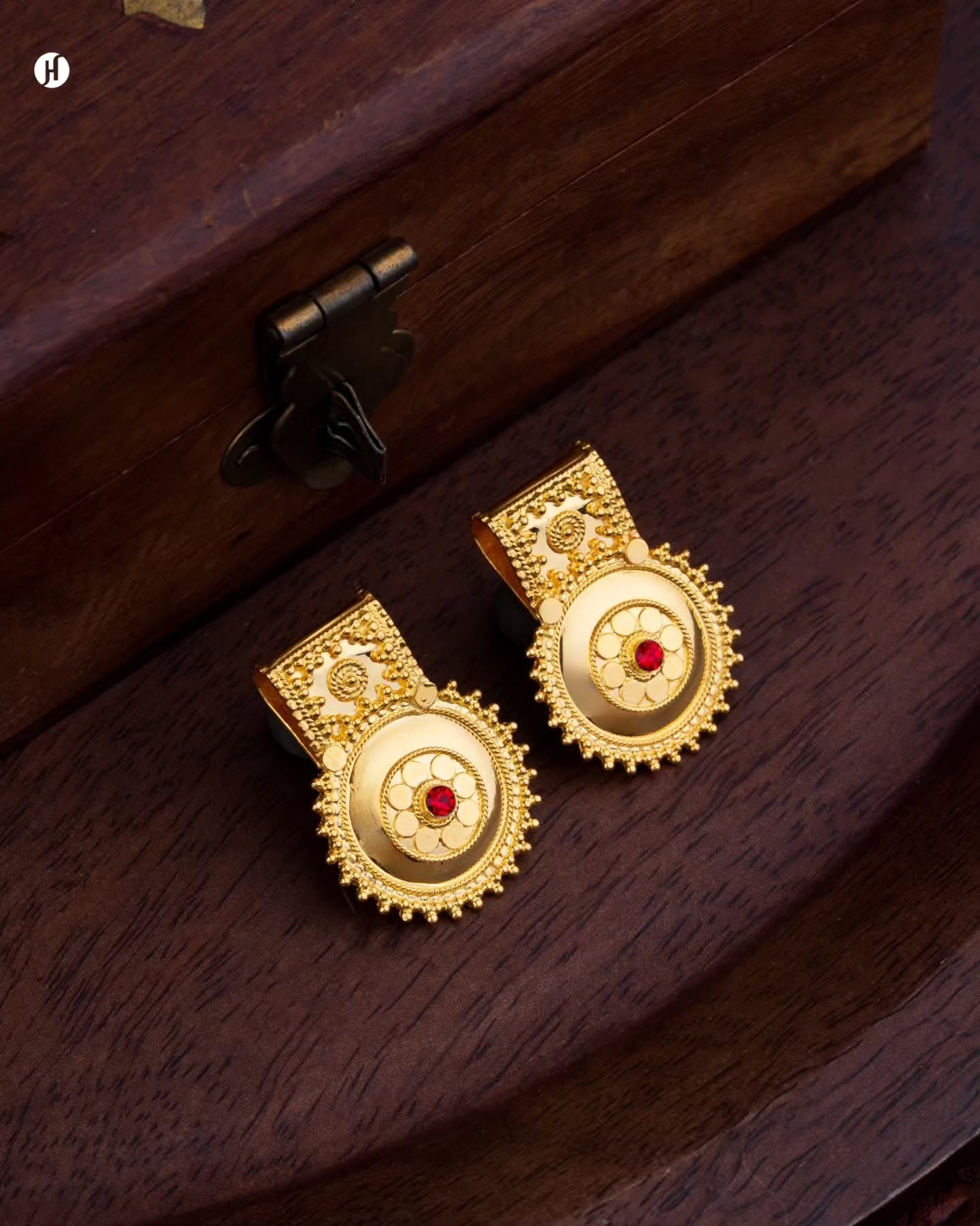 21K Yellow Gold Bahraini Circular Pendant Necklace Set with Ruby