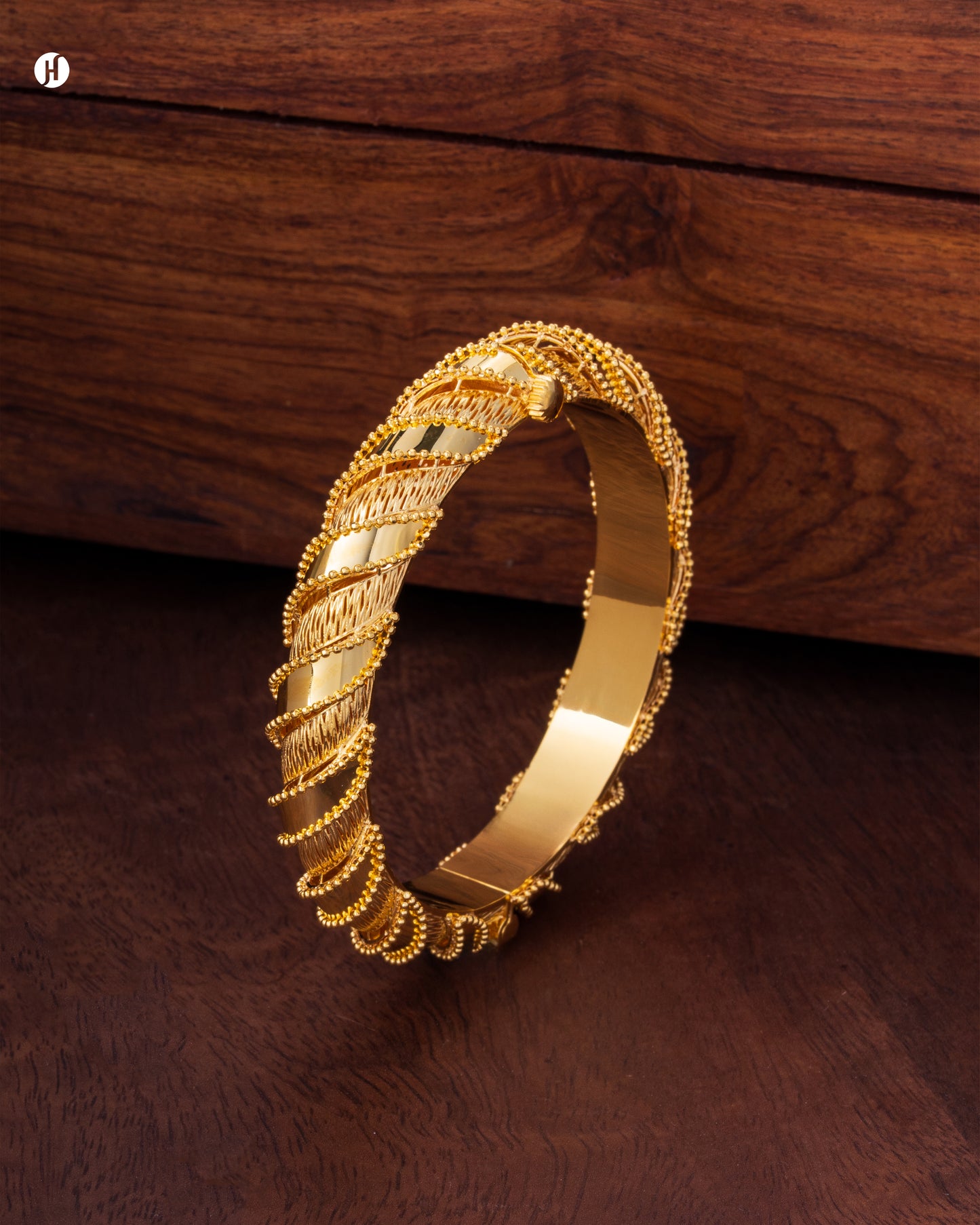 21K Yellow Gold Bahraini Swirl Beaded Bangle