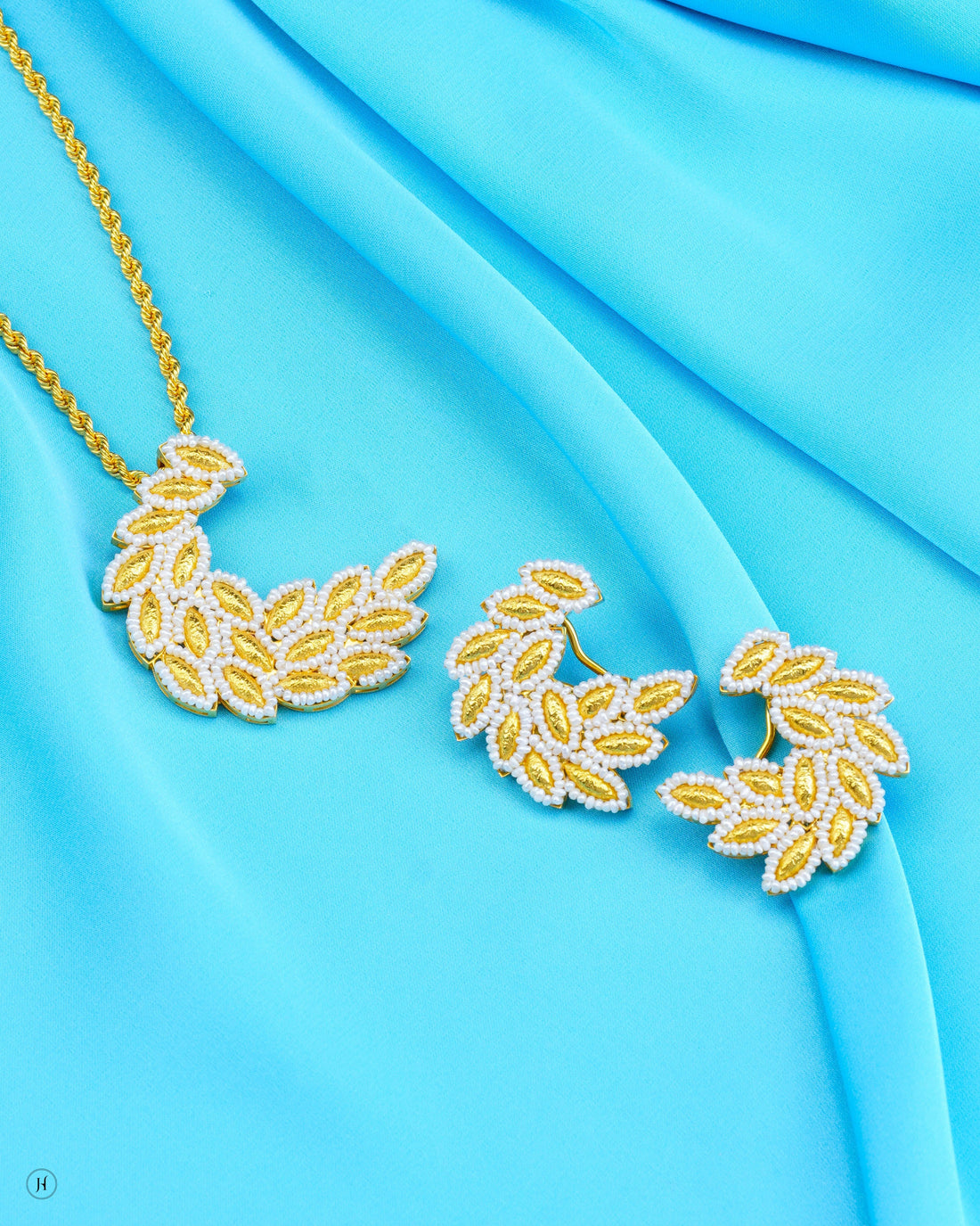 The Khaleeji Elegance of Crescent Moons & Pearls in Jewelry
