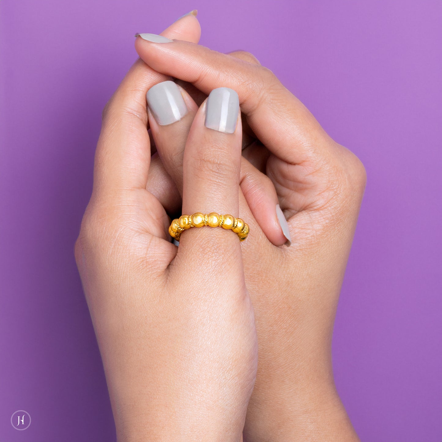 This 21K yellow gold Bahraini round ring has a bead design. The design is elegant and simple, perfect for everyday wear or layering with other rings.