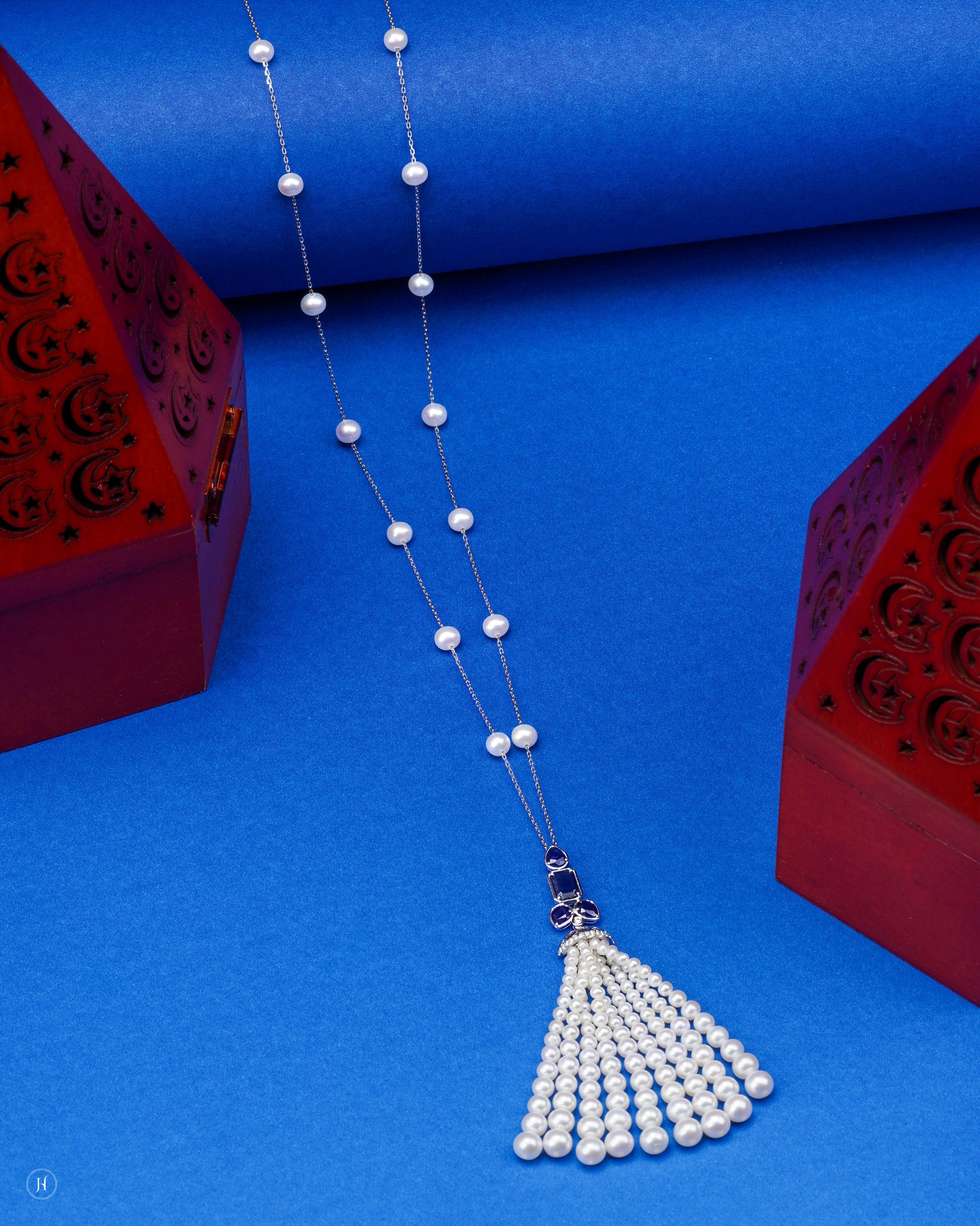 18-Karat white Gold Waterfall Blue Sapphire Diamond Necklace Set with Pearls | Online Diamond Jewellery For Khaleeji and Arab Women in UAE - J.H Jewellers.ae 
قلادة شلال من الذهب الأصفر عيار 18 قيراطًا مرصعة بالألماس والياقوت الأزرق واللؤلؤ | مجوهرات ألماس أونلاين للنساء الخليجيات والعربيات في الإمارات العربية المتحدة - J.H Jewellers.ae