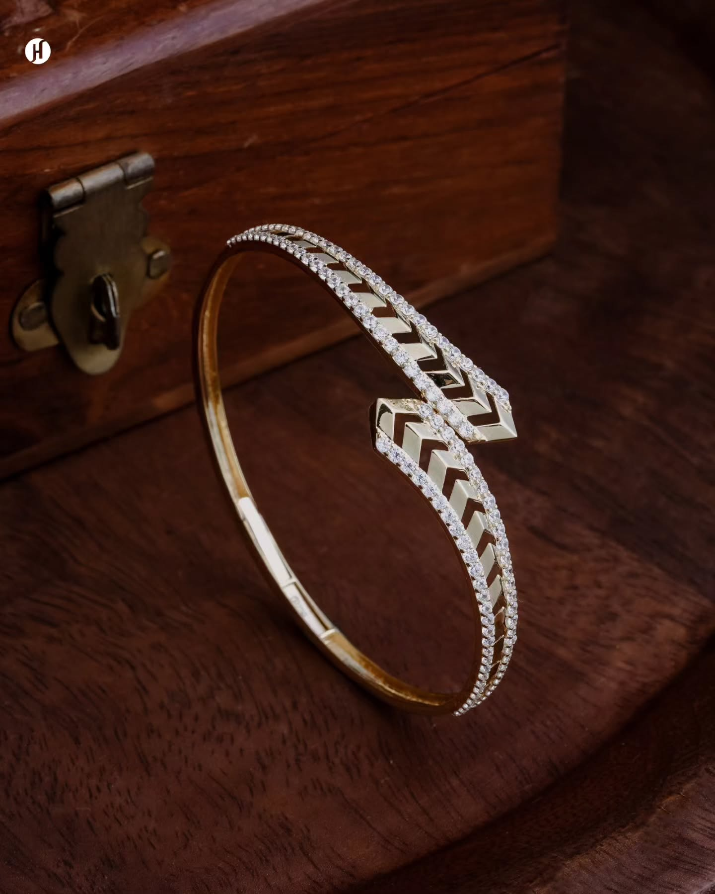 18-Karat rose gold Italian modern open arrow bangle with zircon stones. A versatile and affordable gift for her — perfect for parties, work, and casual evenings out.