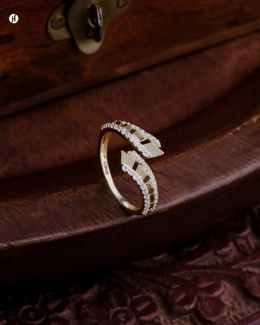 18K rose gold Italian modern open arrow ring with zircon stones. A versatile and affordable gift for her — perfect for parties, work, and casual evenings out.