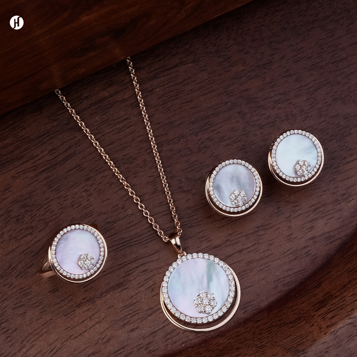 18K Rose Gold Italian Mother of Pearl & Zircon Round Pendant Necklace Set for Women in Dubai.