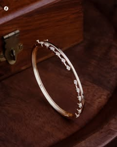 18K Rose Gold Italian Zircon Daisy Cluster Bangle | سوار من الذهب الوردي عيار 18 قيراطًا مرصع بأحجار الزركون الإيطالي على شكل زهرة الأقحوان