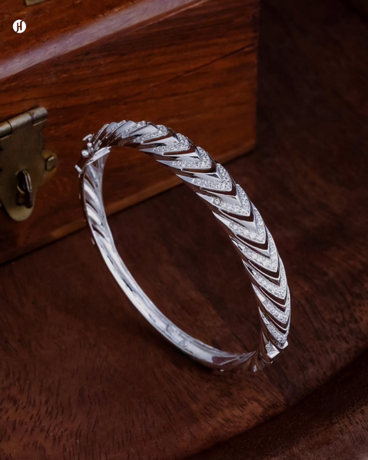 18K White Gold Italian Arrow Motif Pattern Bangle | أسورة بنغل ذهب عيار 18 قيراط إيطالية مرصعة بأحجار الزركون بقصة ماركيز. تصميم خفيف وأنيق مثالي للحفلات والأعراس والمناسبات الخاصة. مجوهرات خليجية إماراتية تكمل العباية.

