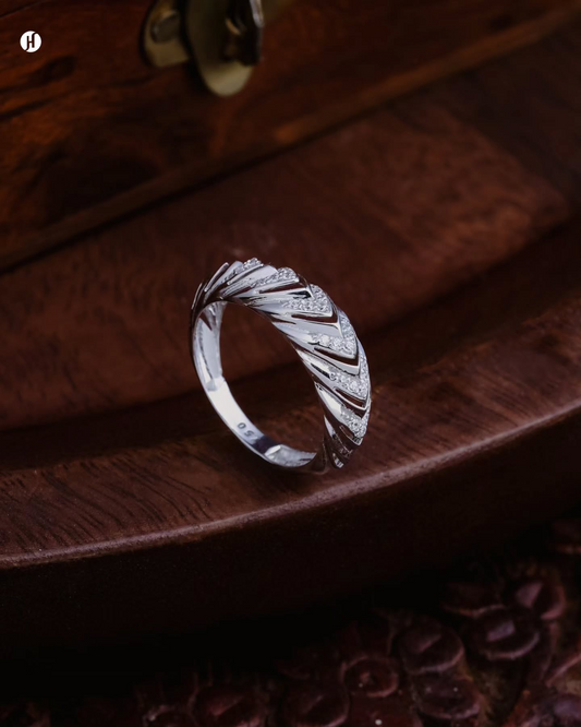 18-Karat White Gold Italian Arrow Motif Pattern Ring Price in Dubai for Ladies | Party Wear Jewellery