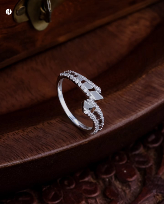 18K White Gold Italian Modern Open Arrow Ring | خاتم السهم المفتوح الإيطالي العصري المصنوع من الذهب الأبيض عيار 18 قيراطًا هو قطعة معاصرة تتميز بتصميمها المفتوح أو ذي الطرفين المتداخلين، وغالبًا ما يتميز بزخرفة سهم حيث يلتف الرأس والذيل حول الإصبع دون أن يلتقيا