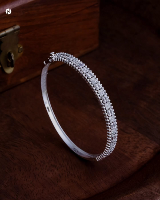18K White Gold Italian Zircon Baguette Cluster Bangle | سوار من الذهب الأبيض عيار 18 قيراطًا مرصع بأحجار الزركون الإيطالي على شكل قطع باغيت