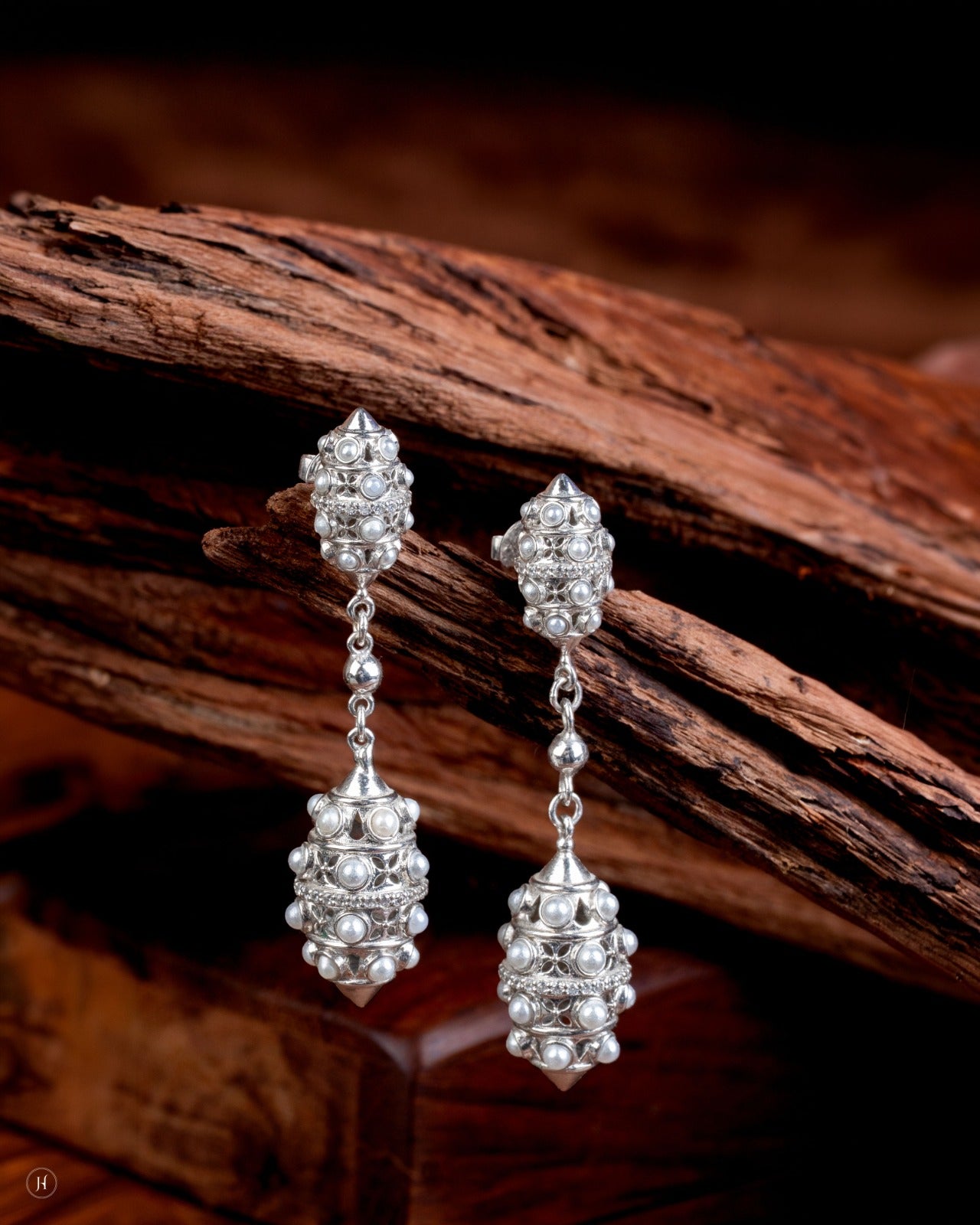 18K White Gold Italian lantern‑shaped Pearl Drop Earrings | Party Wear Jewellery. أقراط متدلية من اللؤلؤ على شكل فانوس إيطالي من الذهب الأبيض عيار 18 قيراطًا | مجوهرات مناسبة للحفلات.