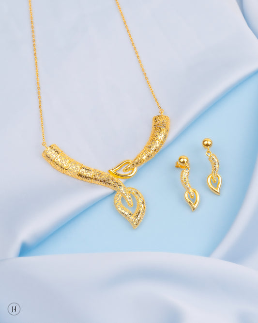 This 18K yellow gold Italian necklace set features a curved V-shaped design with leaf and secures with a lobster clasp. The matinee-length necklace is complemented by matching dangle earrings.
This design is ideal for making a fashion statement at special events and is perfect for gifting. Its elegant style makes it suitable for pairing this jewellery with abayas, jalabiyas, or evening wear.