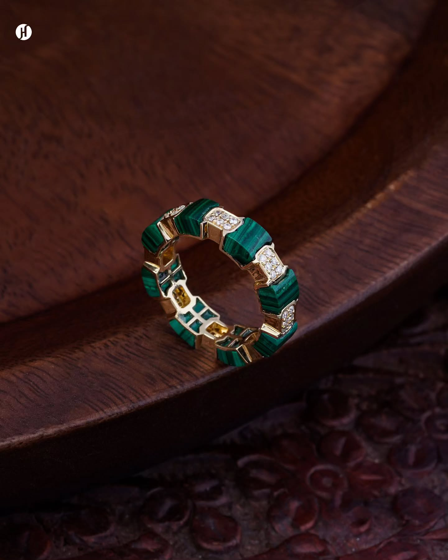 18K Yellow Gold Italian Malachite Eternity Band Ring | Party wear Jewellery gift for ladies in UAE.