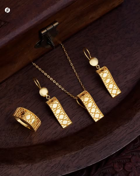 18Karat Yellow Gold Italian Sleek Rectangular Pendant Necklace Set