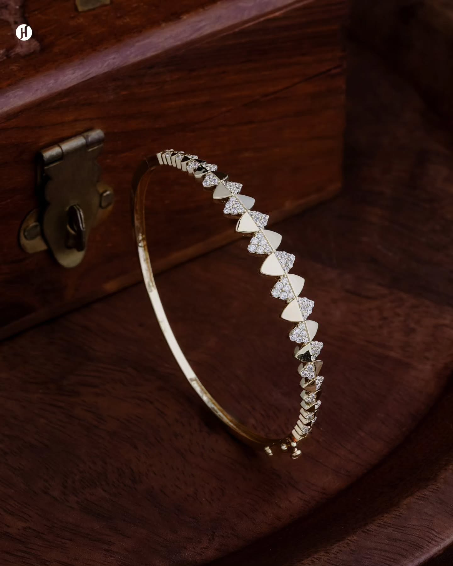 18K Yellow Gold Italian Zircon Spiked Marquise Bangle | سوار من الذهب الأصفر عيار 18 قيراطًا مرصع بالزركون الإيطالي على شكل ماركيز