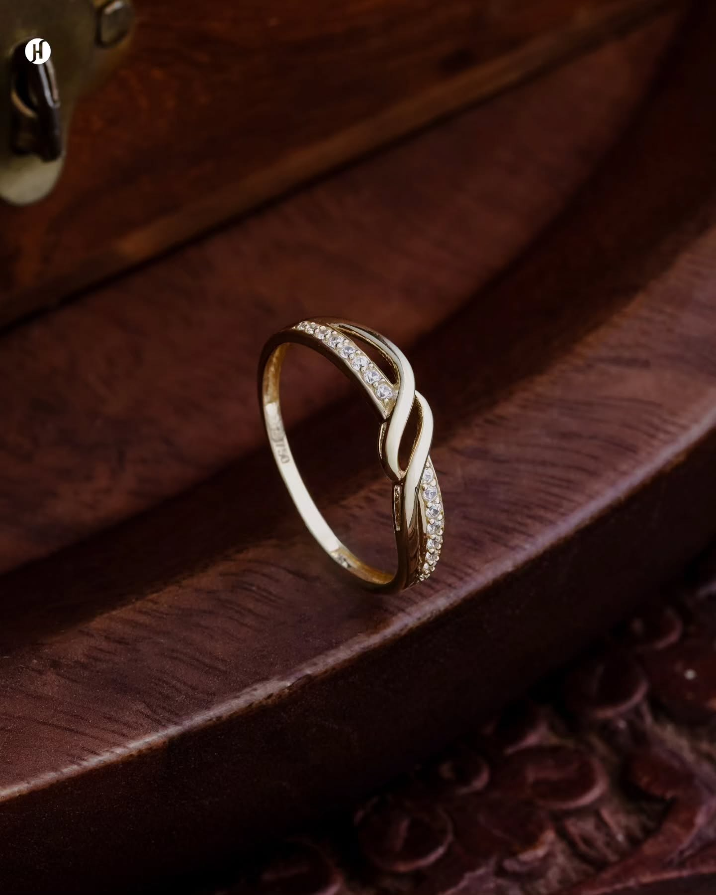 18K Yellow Gold Italian Zircon Twist Ring | خاتم ملتوي من الذهب الأصفر عيار 18 قيراطًا مرصع بالزركون الإيطالي