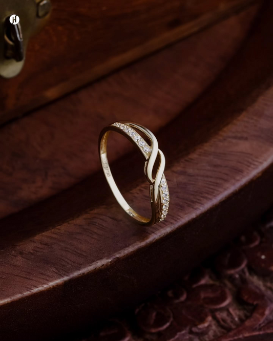 18K Yellow Gold Italian Zircon Twist Ring | خاتم ملتوي من الذهب الأصفر عيار 18 قيراطًا مرصع بالزركون الإيطالي