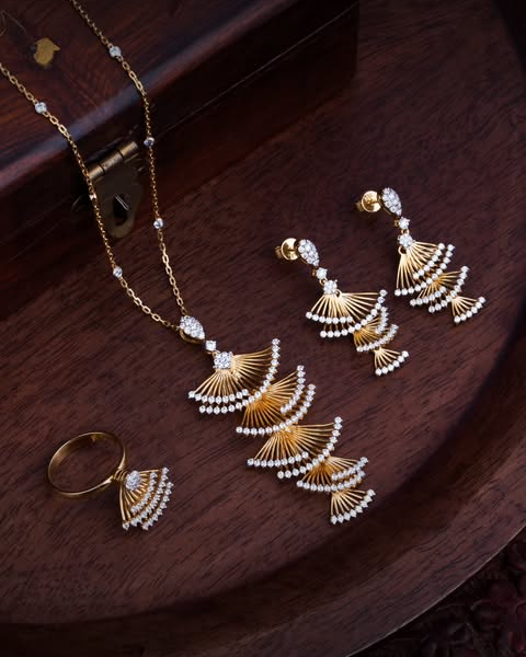 مجوهرات ذهبية مثالية للسهرات والمناسبات الخاصة. تسوق الآن مع شحن مجاني في الإمارات العربية المتحدة وشحن فوري إلى الشرق الأوسط. ثقة منذ عام ١٩٧٥.