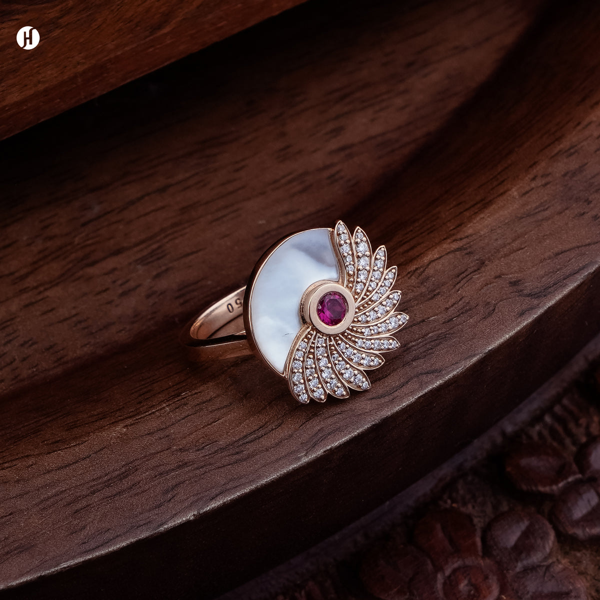 18K rose gold Italian mother-of-pearl wing ring with white pavé and ruby centre, traditional Khaleeji gold jewellery for ladies in Dubai.