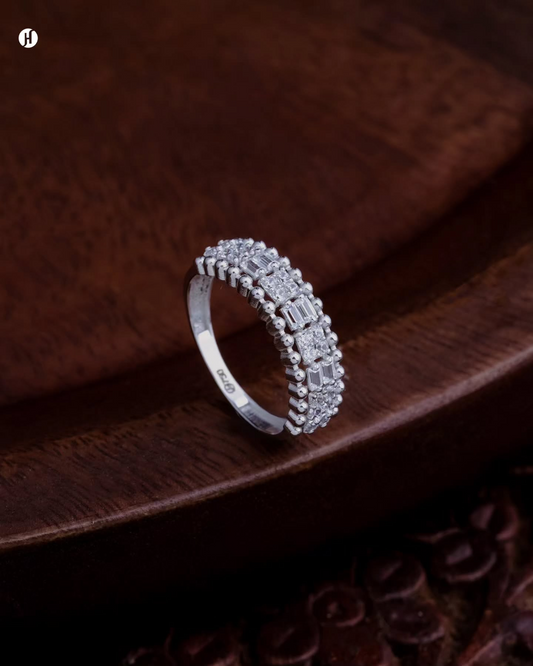 خاتم من الذهب الأبيض عيار ١٨ قيراطًا مرصع بأحجار الزركون المستطيلة والباغيت | تصميم خفيف الوزن مثالي للارتداء اليومي، وحفلات الخطوبة، والمناسبات الخاصة، ليضفي لمسة أنيقة على إطلالة المرأة الخليجية والإماراتية. يكمل هذا الخاتم أي زي، بما في ذلك العباية.

هدية مجوهرات مثالية لأي مناسبة.occasion.