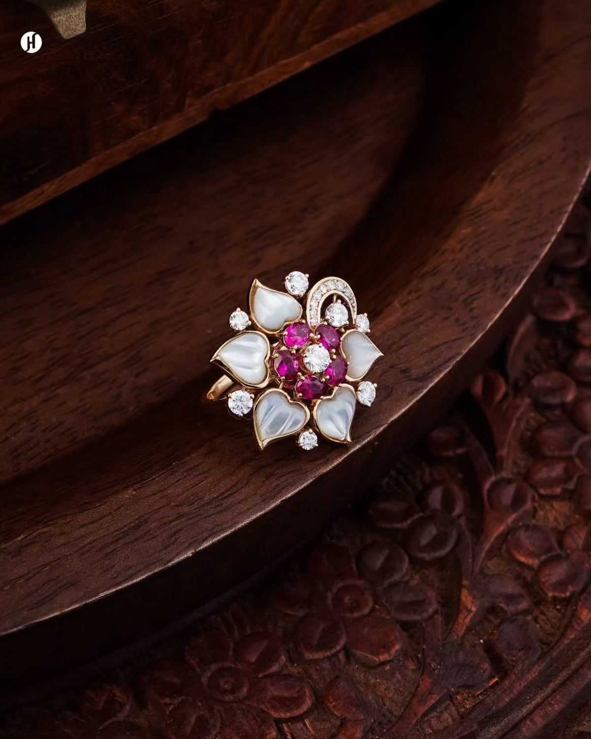 18K yellow gold Italian floral ring in mother-of-pearl with ruby and moissanite stones