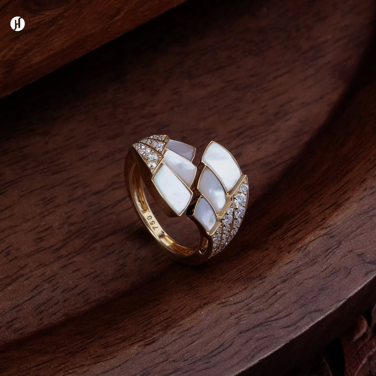 18K yellow gold Italian mother-of-pearl fan ring with sparkling white stones, traditional Khaleeji gold jewellery for Emirati ladies