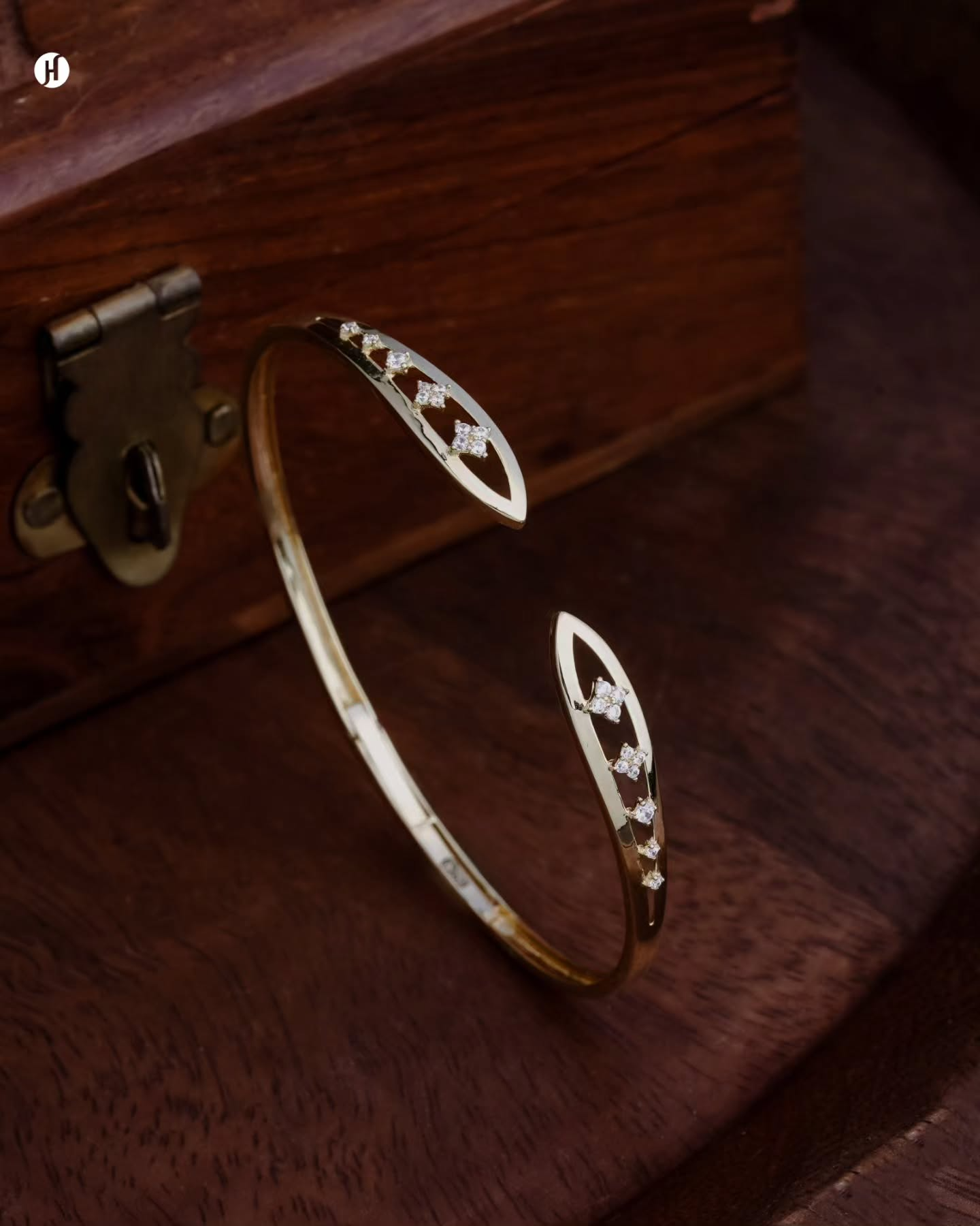 18K yellow gold Italian open cuff bangle bracelet zircon stones teardrop design lightweight jewelry women party wear wedding festival Khaleeji Emirati Abaya accessories | أسورة بنغل ذهب عيار 18 قيراط إيطالية مفتوحة زركون تصميم خفيف نساء حفلات أعراس خليجية إماراتية عباية إكسسوارات
