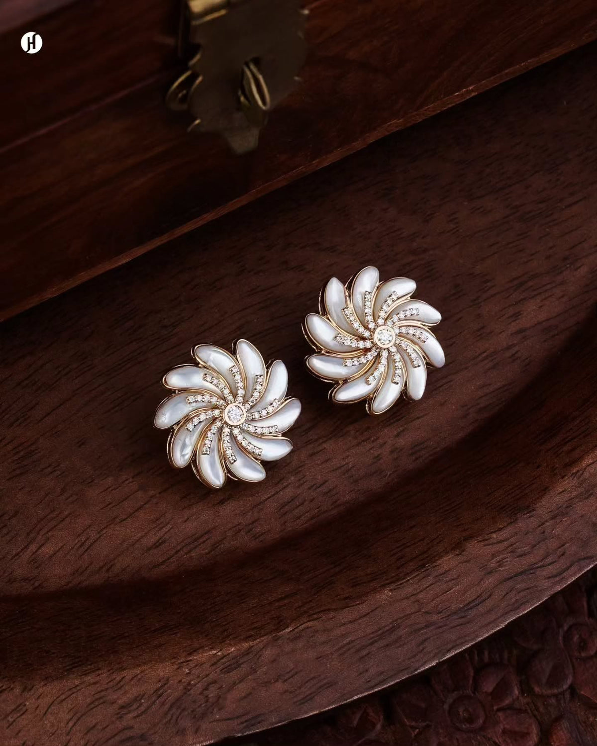 18K yellow gold Italian pinwheel stud earrings in mother-of-pearl with moissanite stones