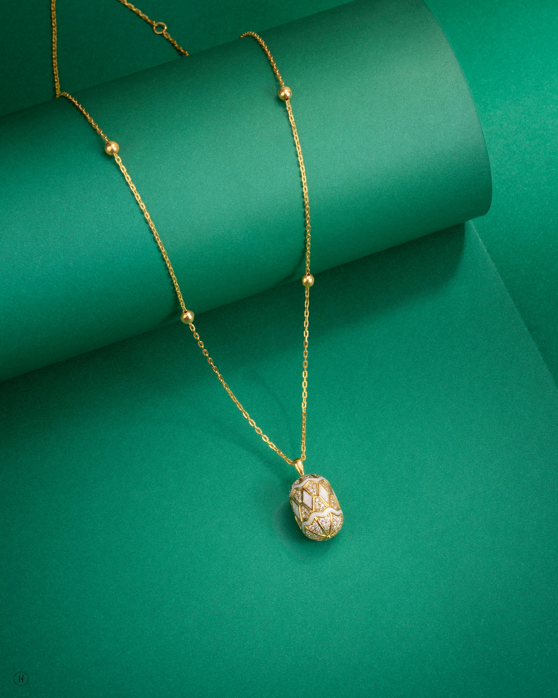 18Karat Gold Italian Barrel-Shaped Bold Pendant Necklace for Ladies in Dubai
