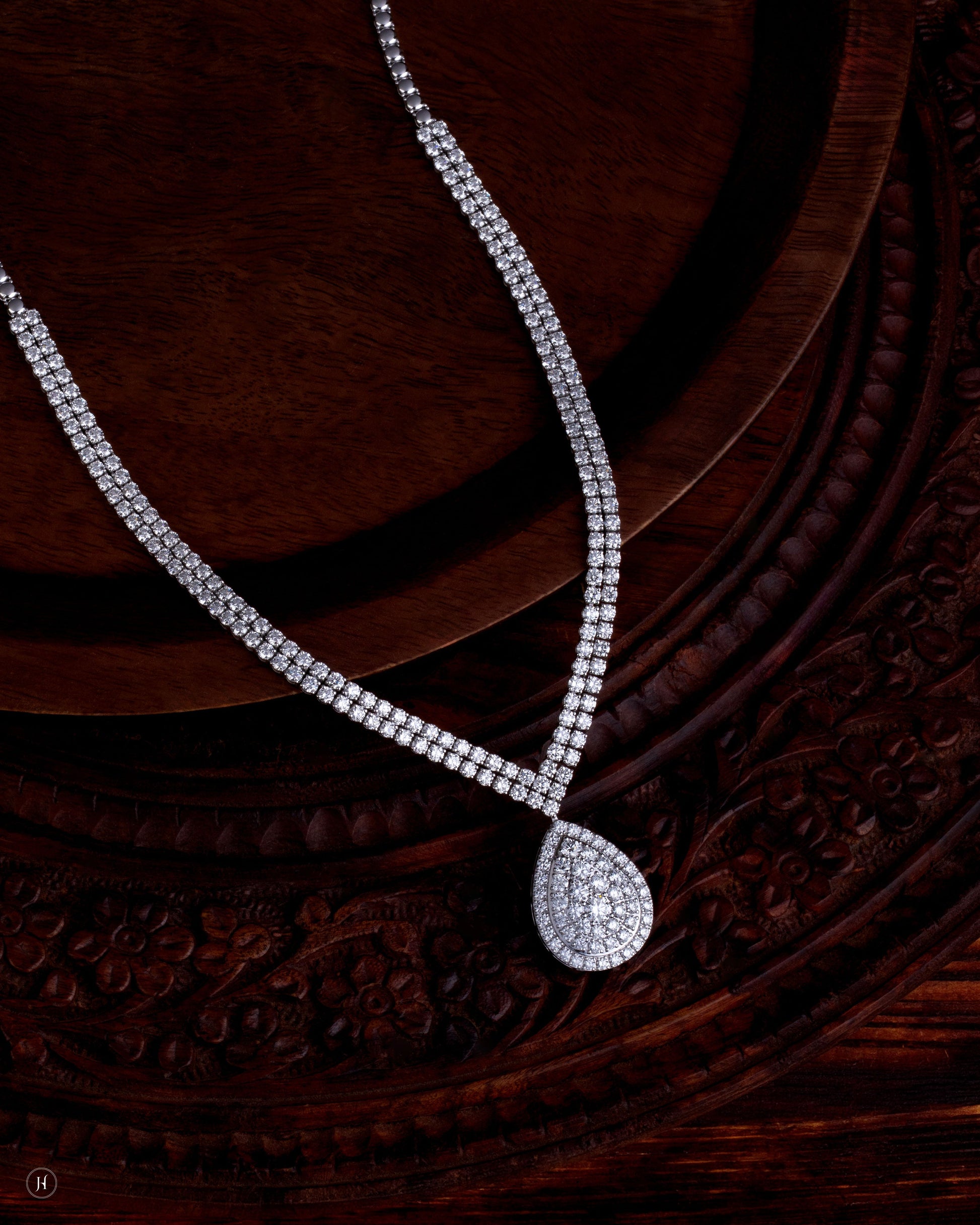 18Karat Lab-Grown White Gold Diamond Teardrop Necklace | ideal for brides, evening events, and special occasions. A timeless and elegant piece that pairs beautifully with bridal gowns, evening party dresses, and formal abayas — perfect for Khaleeji and Emirati women.