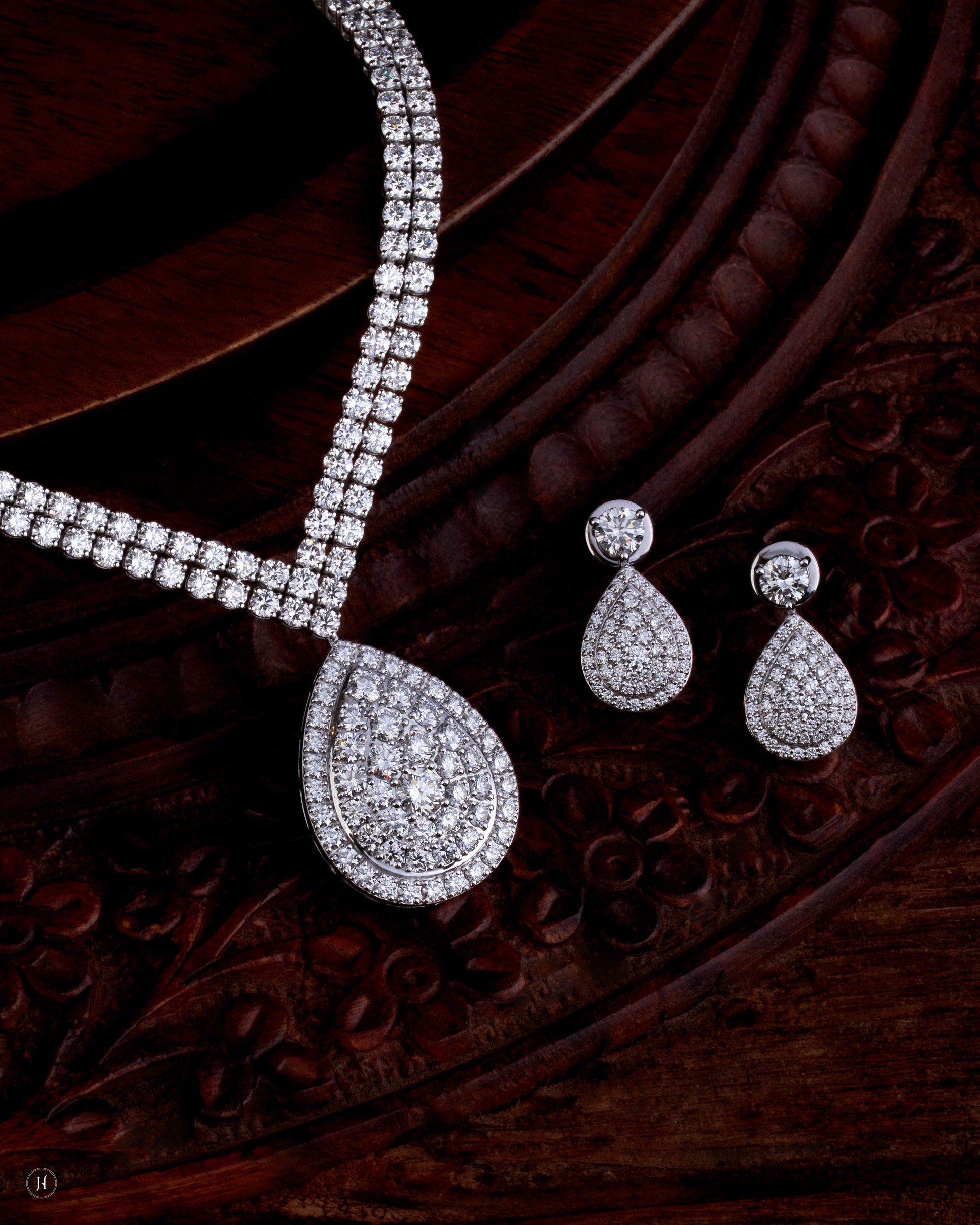 18Karat Lab-Grown White Gold Diamond Teardrop Necklace Set | ideal for brides, evening events, and special occasions. A timeless and elegant piece that pairs beautifully with bridal gowns, evening party dresses, and formal abayas — perfect for Khaleeji and Emirati women.