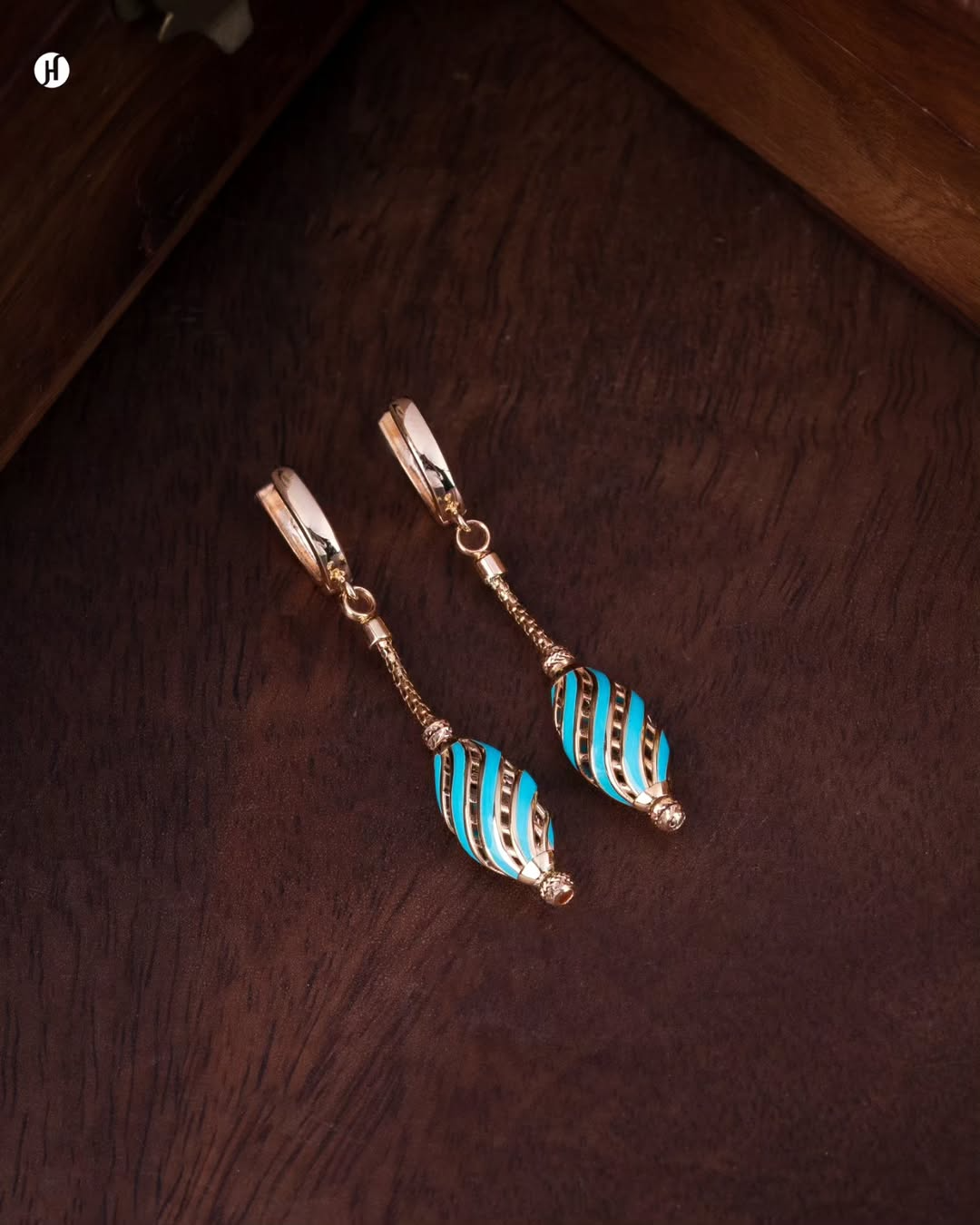 18Karat Rose Gold Italian Turquoise Enamel Oval Motifs Statement Earrings | Party wear jewellery set in UAE - J.H Jewellers.
أقراط مميزة من الذهب الوردي عيار 18 قيراطًا، مطلية بالمينا الفيروزي الإيطالي، بتصميم بيضاوي | طقم مجوهرات للحفلات في الإمارات العربية المتحدة - جيه إتش جولرز