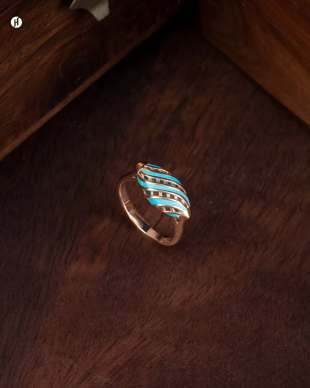 18Karat Rose Gold Italian Turquoise Enamel Oval Motifs Statement Ring | Party wear jewellery set in UAE - J.H Jewellers.
خاتم مميز من الذهب الوردي عيار 18 قيراطًا، مطلي بالمينا الفيروزي الإيطالي، بزخارف بيضاوية | طقم مجوهرات للحفلات في الإمارات العربية المتحدة - جيه إتش للمجوهرات