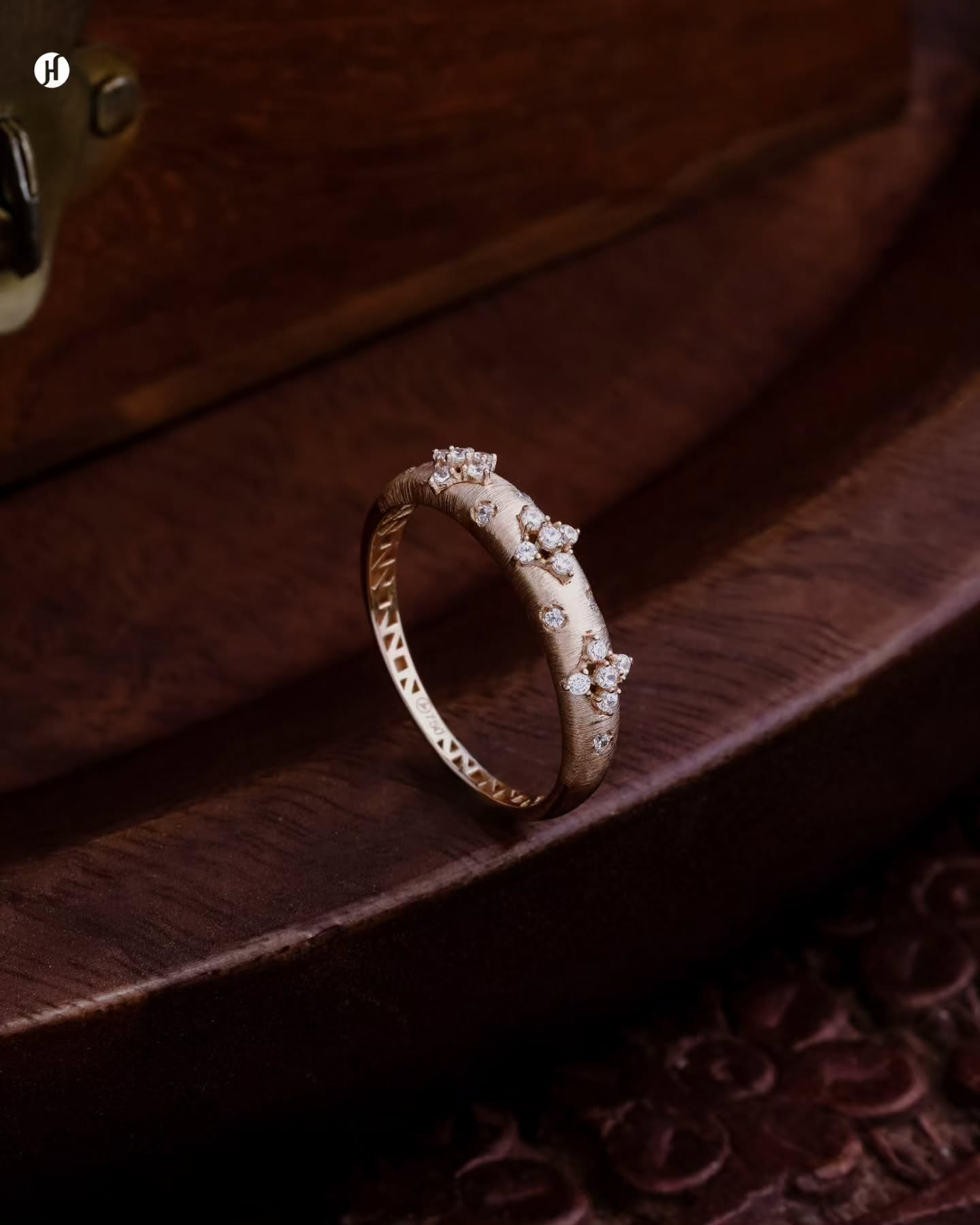 18Karat Rose Gold Italian Zircon Floral Cluster Ring |تسوقي هذا الخاتم المصنوع من الذهب الوردي عيار 18 قيراطًا والمرصّع بأحجار الزركون الإيطالية على شكل زهور، ويتميز بحلقة مصقولة غير لامعة مرصّعة بأحجار الزركون المتناثرة بنمط زهري رقيق. خفيف الوزن وأنيق، مثالي للارتداء اليومي والمناسبات الخاصة. مناسب تمامًا للنساء الخليجيات والإماراتيات.