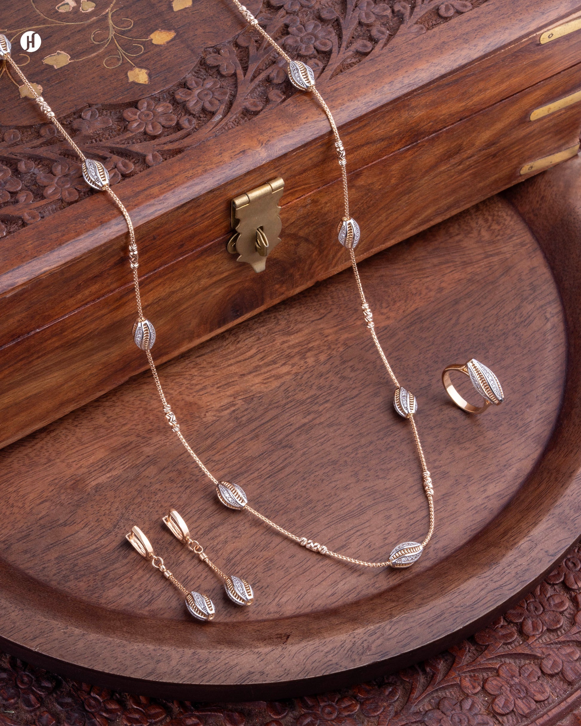 18Karat Rose Gold Oval Shell Motif Necklace Set for ladies in Dubai | Italian jewellery gift set