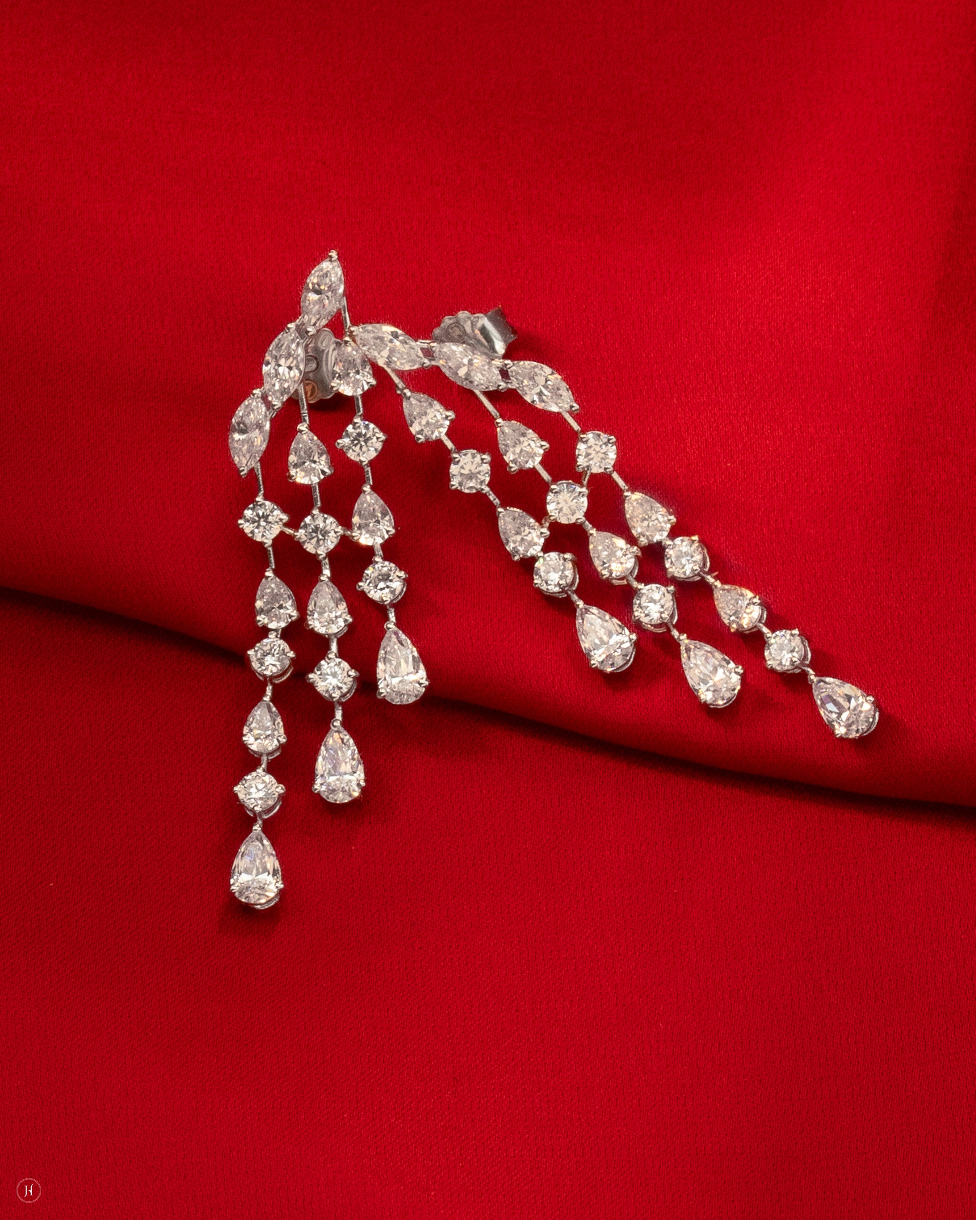 18Karat White Gold Italian Cascade Necklace Set with Marquise & Pear Zircons for Arab Ladies in UAE | Bridal Earrings for Khaleeji women

قلادة كاسكيد إيطالية من الذهب الأبيض عيار 18 قيراطًا مرصعة بأحجار الزركون الماركيز والكمثرى للسيدات العربيات في الإمارات العربية المتحدة | أقراط زفاف للخليجيات