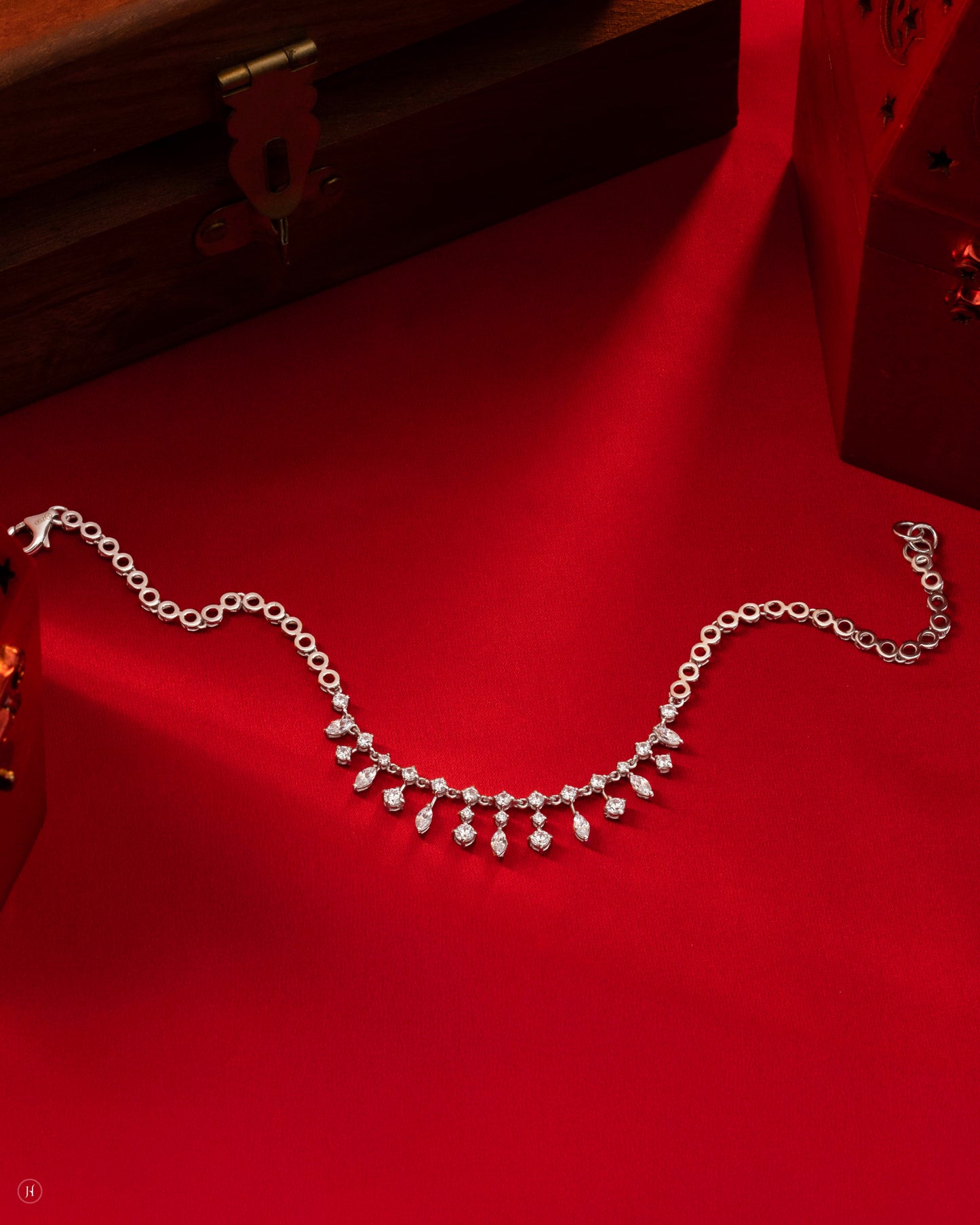 18Karat White Gold Italian Layered Pear & Marquise Zircon Bridal Bracelet for her | Khaleeji bridal jewellery

سوار زفاف إيطالي من الذهب الأبيض عيار 18 قيراطًا مرصع بالزركون على شكل كمثرى وماركيز | مجوهرات خليجية للزفاف