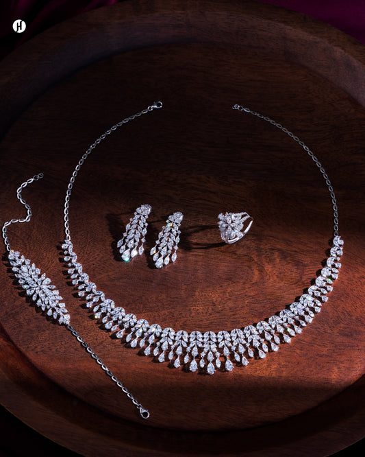18Karat White Gold Italian Pear-Shaped Zircon Necklace Set for Khaleeji bride for Wedding
طقم قلادة من الذهب الأبيض عيار 18 قيراطًا إيطاليًا مرصعًا بالزركون على شكل كمثرى لعروس خليجية لحفل الزفاف