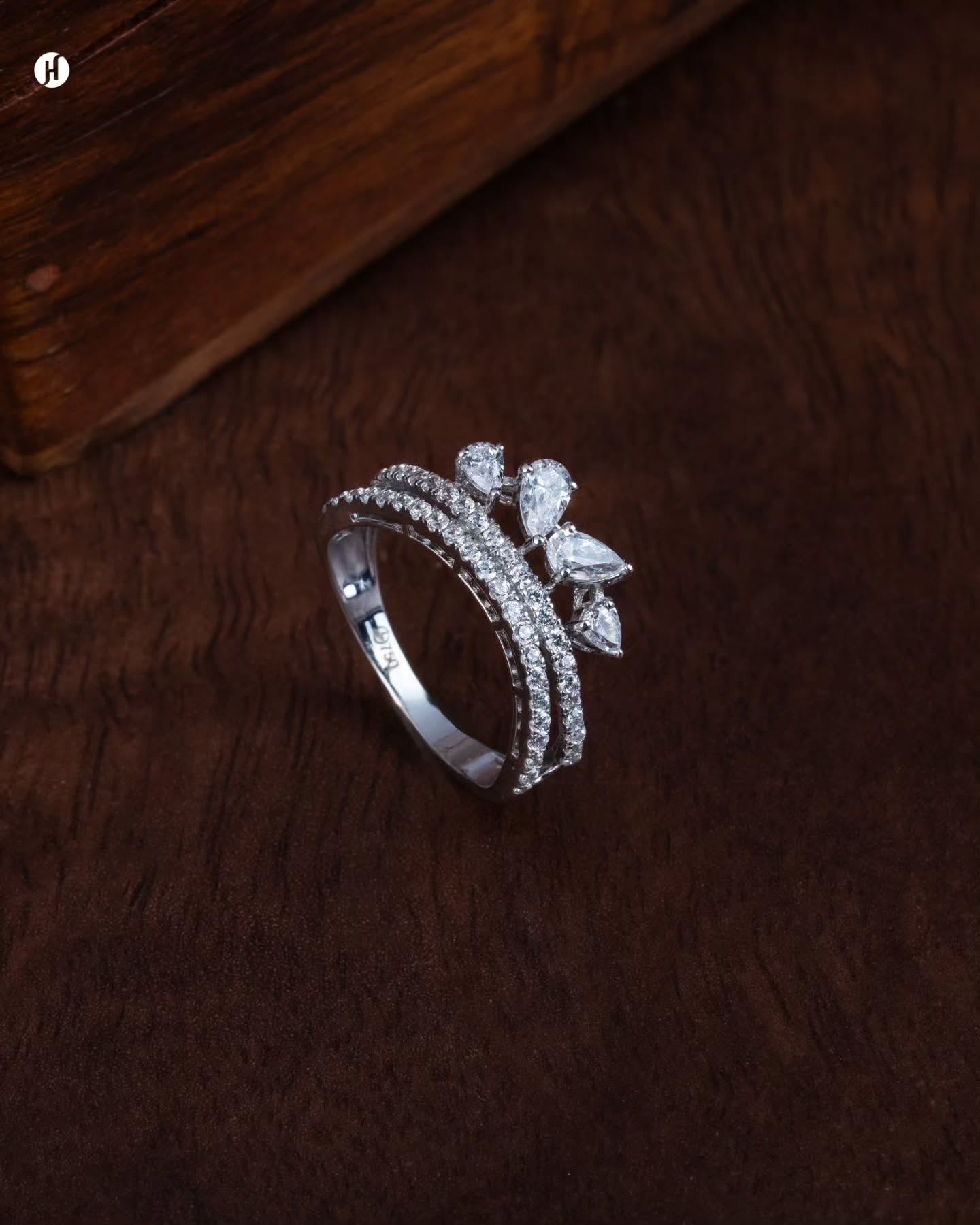 18Karat White Gold Sleek Band Ring Set | Online Gold Jewellery for Khaleeji and Arab Women in UAE - J.H Jewellers
