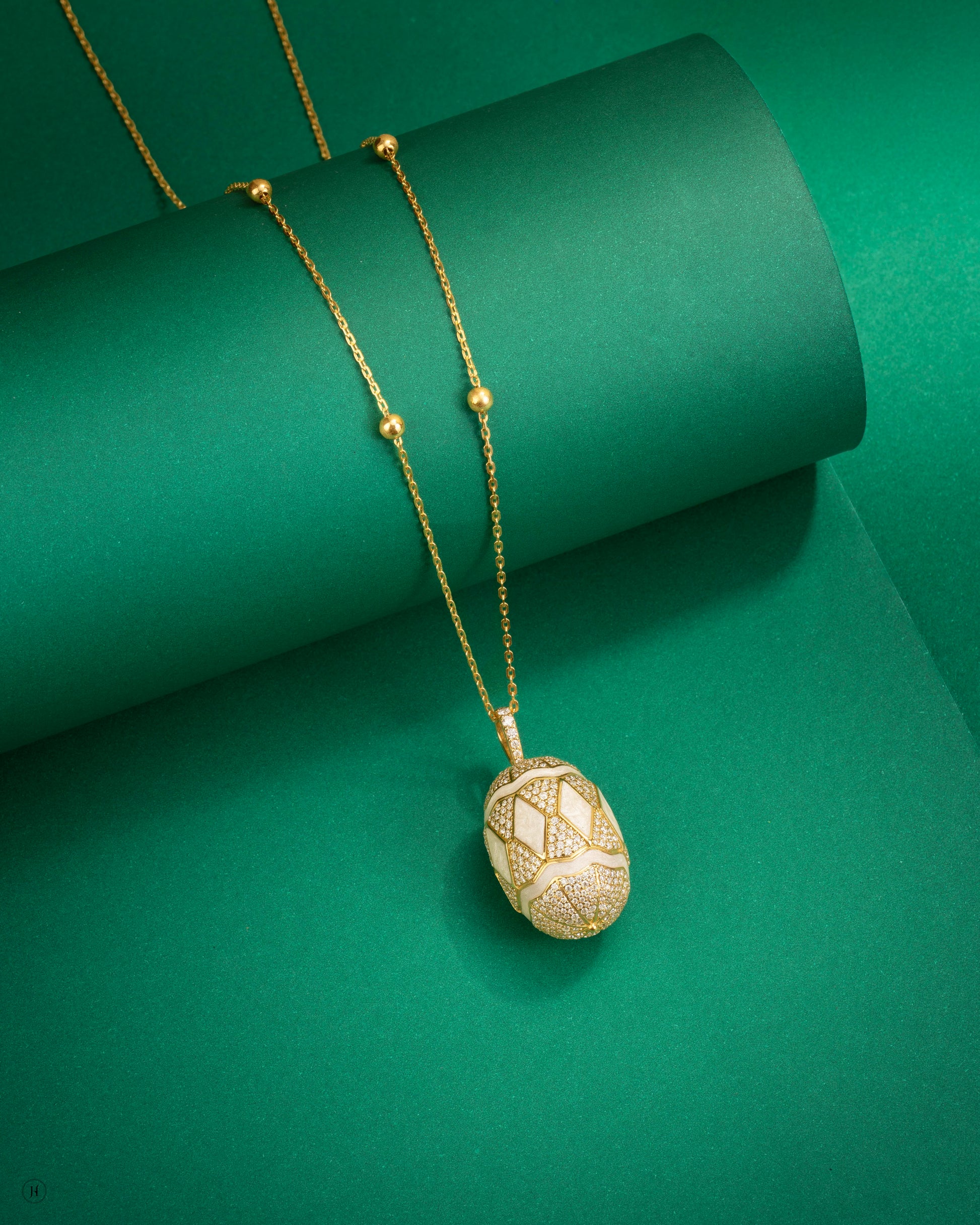 18Karat Yellow Gold Italian Barrel-Shaped Bold Pendant Necklace for Ladies in UAE