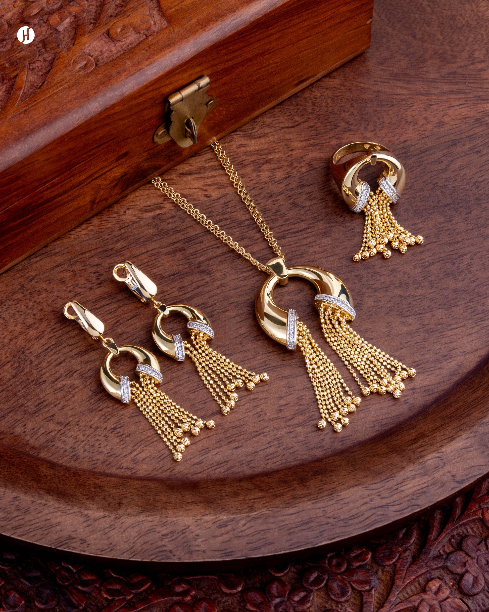 18Karat Yellow Gold Italian Bold Circular Chain Tassel Necklace Set for ladies in Dubai | Online Gold Jewellery Store in UAE