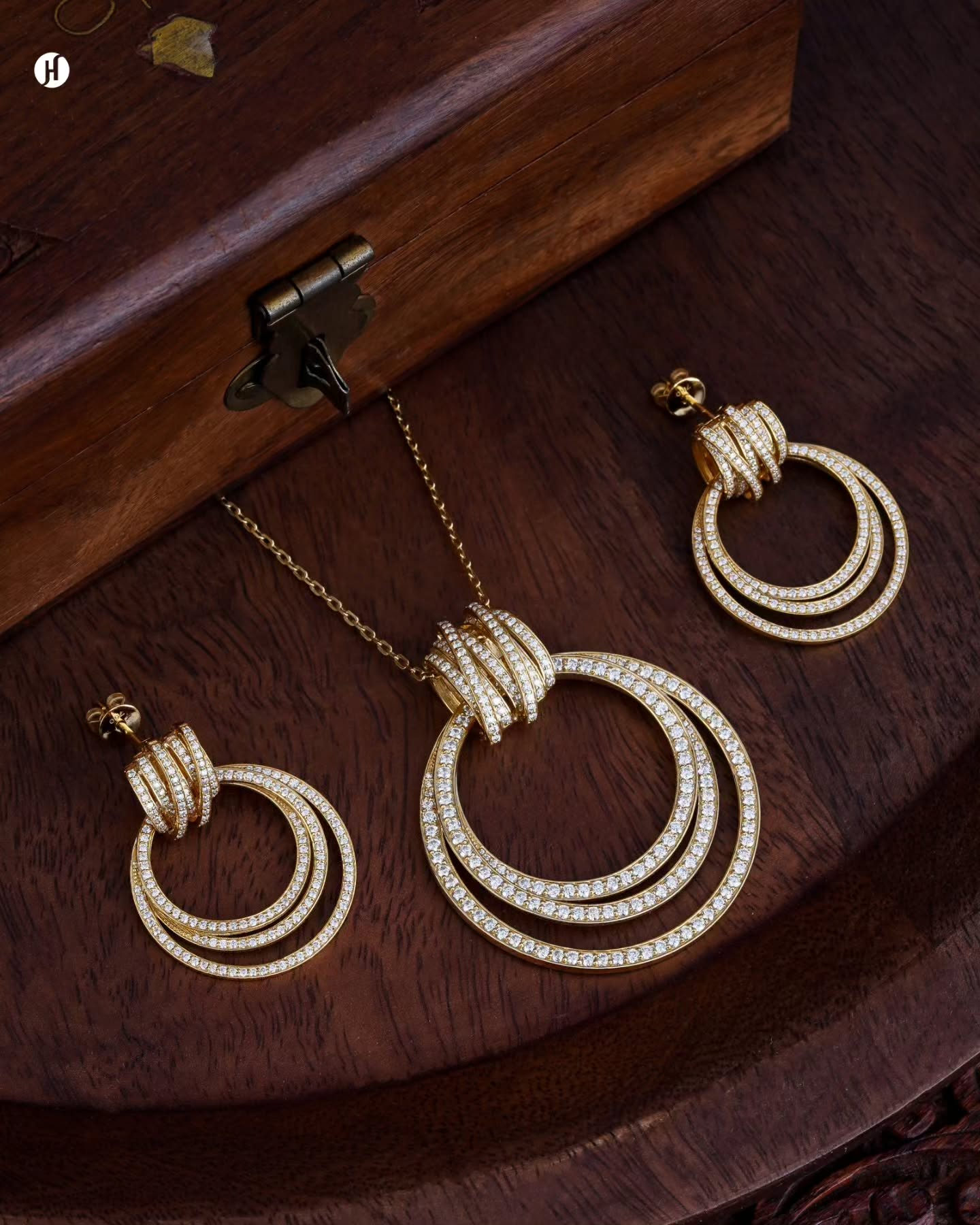 18Karat Yellow Gold Italian Moissanite Double Hoop Necklace Set for Emirati Women | Party wear Jewellery