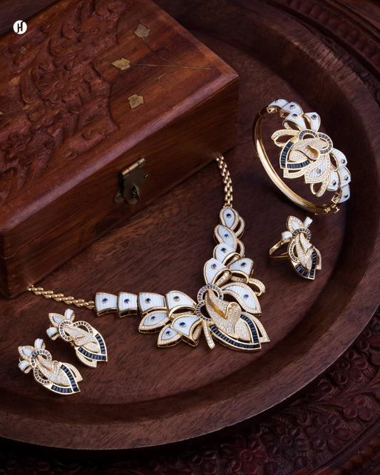 18Karat Yellow Gold Italian Mother-of-Pearl Leaf Necklace Set