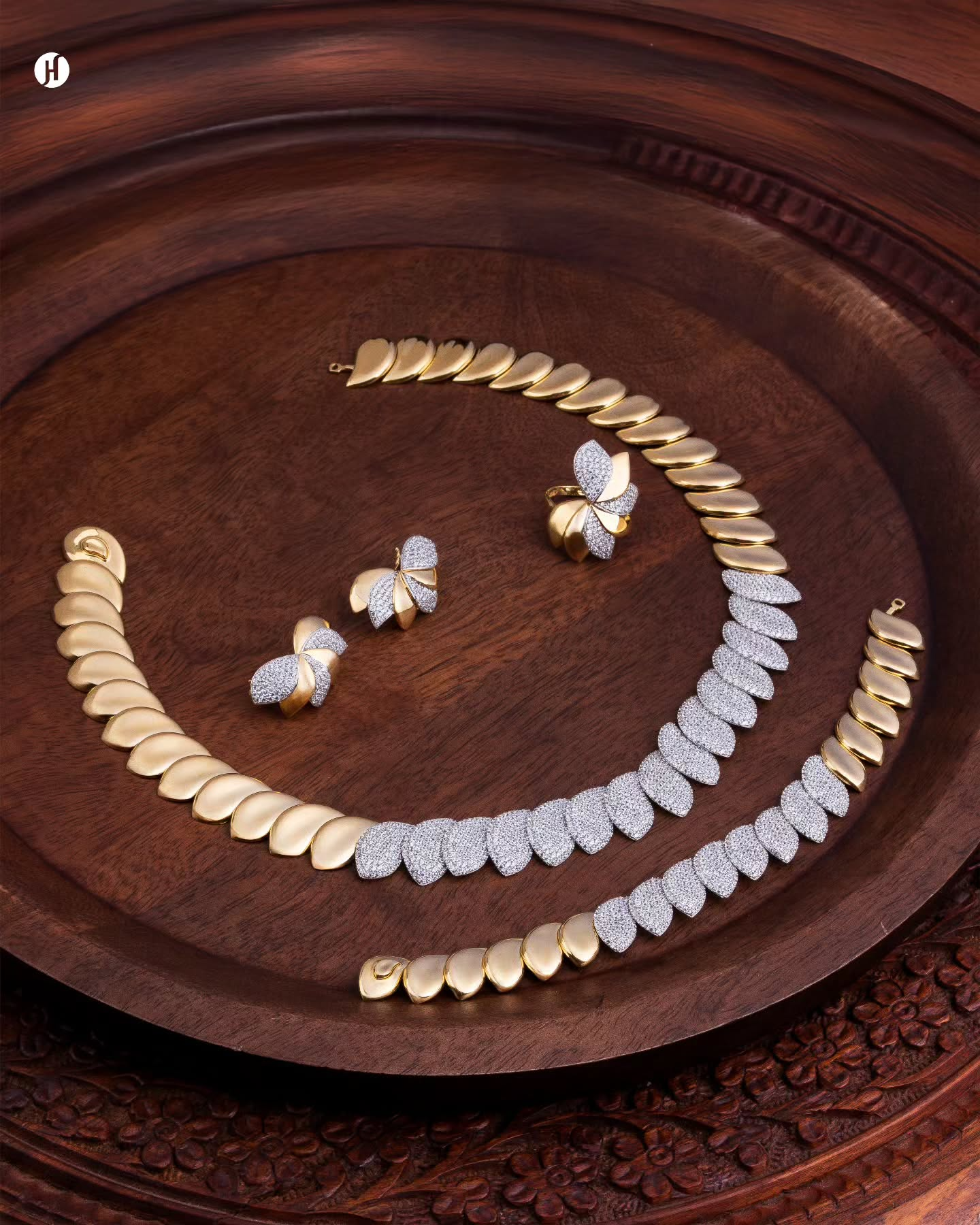 18Karat Yellow Gold Italian Petal-Zircon Choker Set