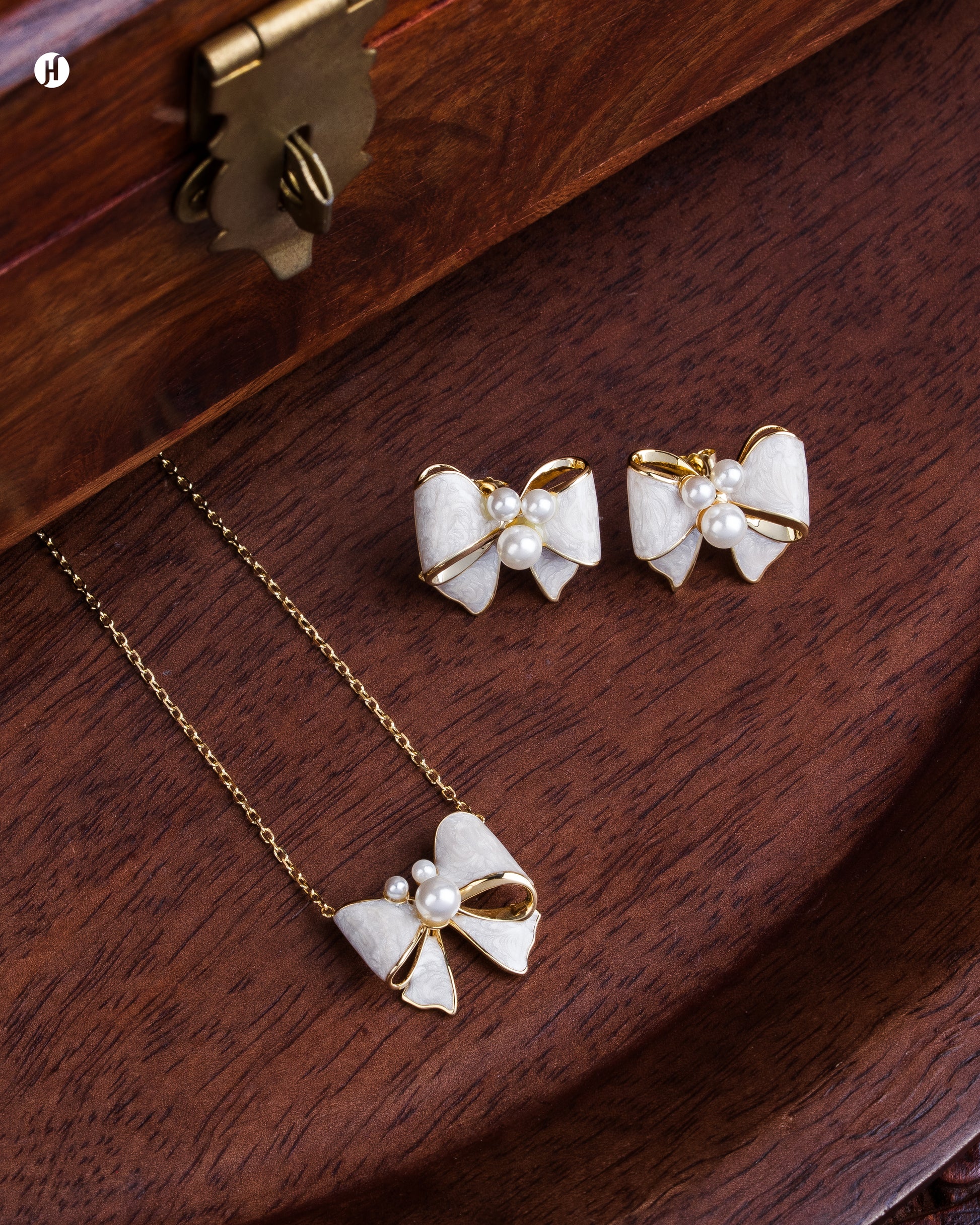 18Karat Yellow Gold Italian White Bow Necklace Set