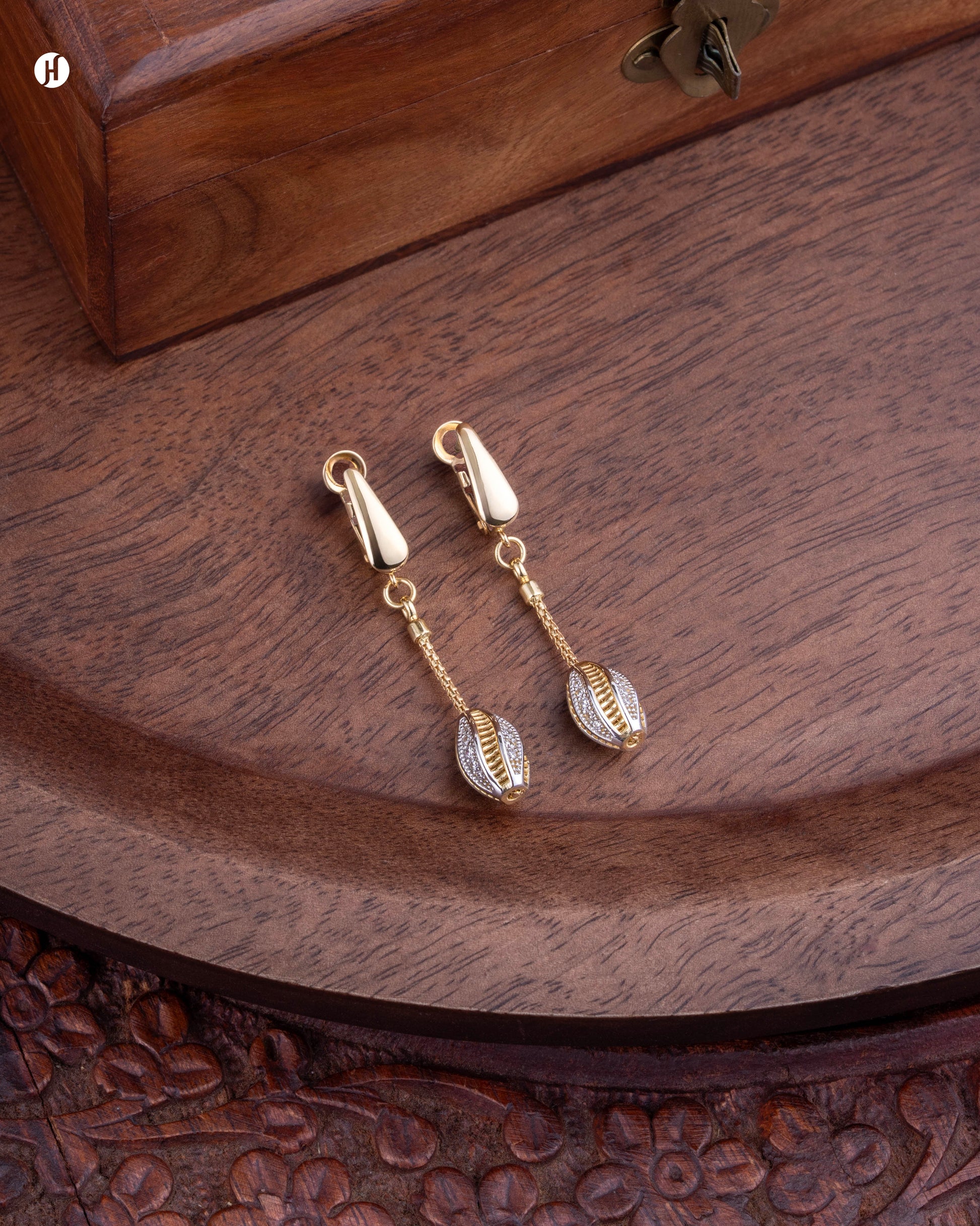 18Karat Yellow Gold Oval Shell Motif Earrings for ladies in UAE | Italian earrings jewellery set price