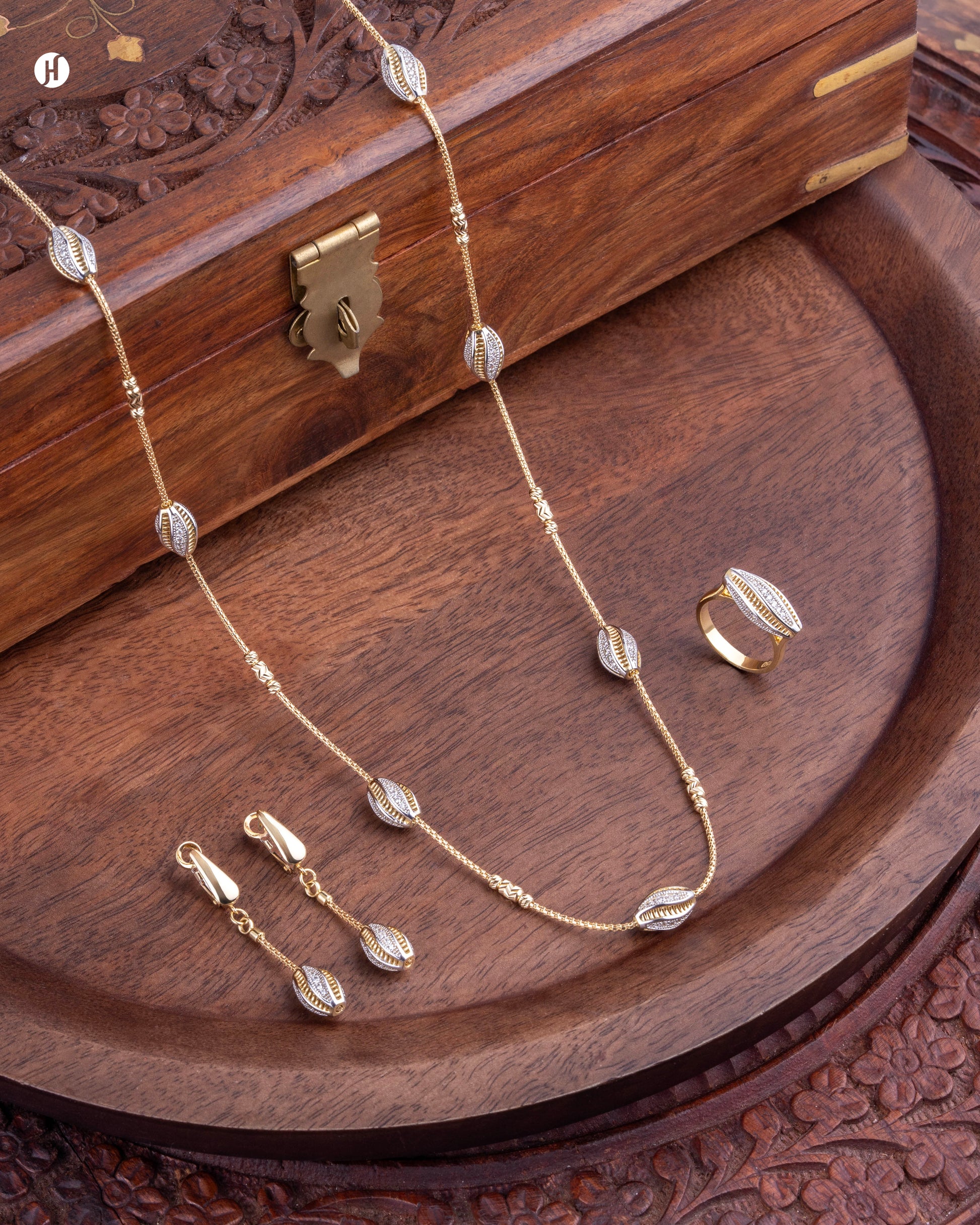 18Karat Yellow Gold Oval Shell Motif Necklace Set for ladies in UAE | Italian necklace jewellery set price