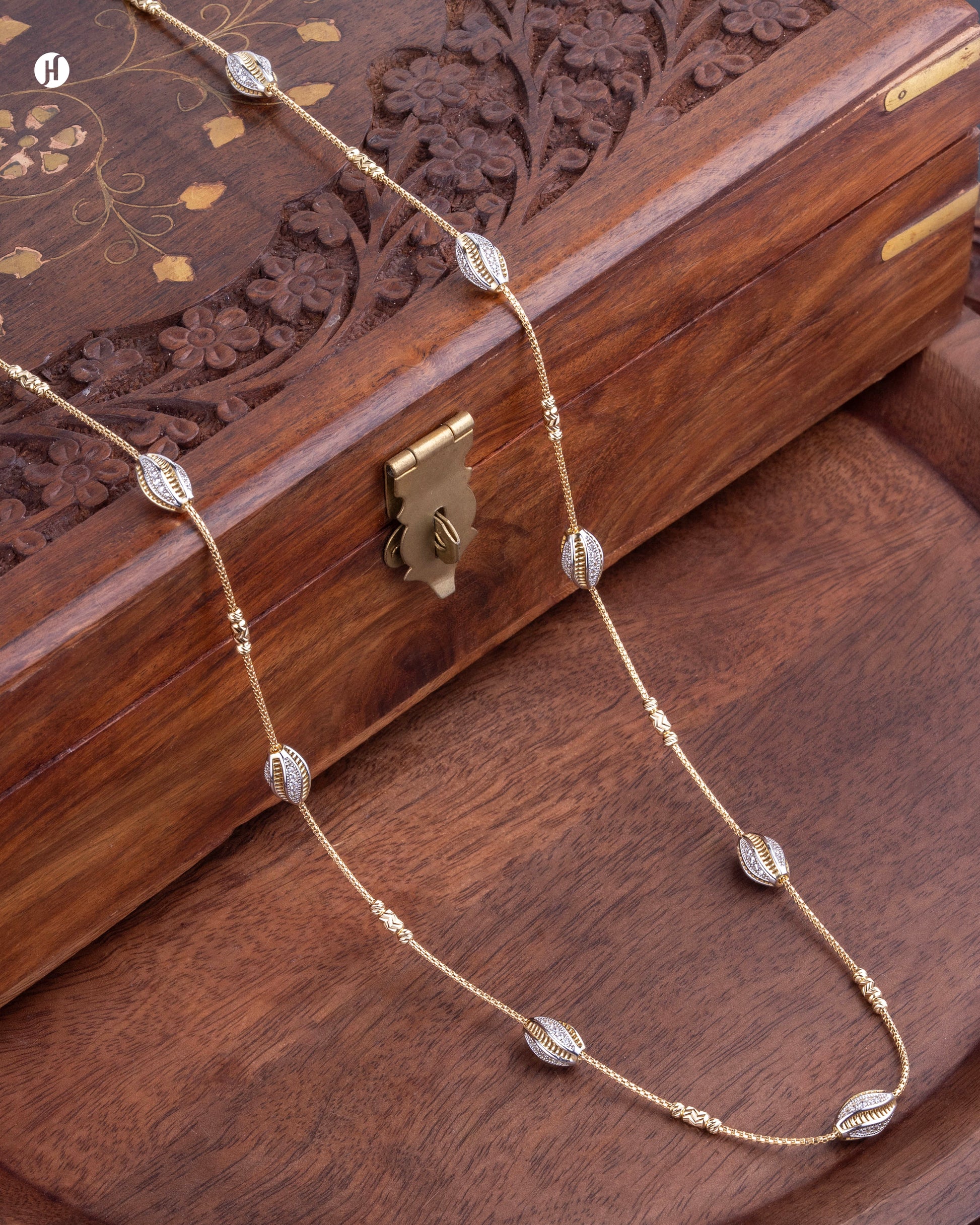 18Karat Yellow Gold Oval Shell Motif necklace for ladies in UAE | Italian jewellery set price