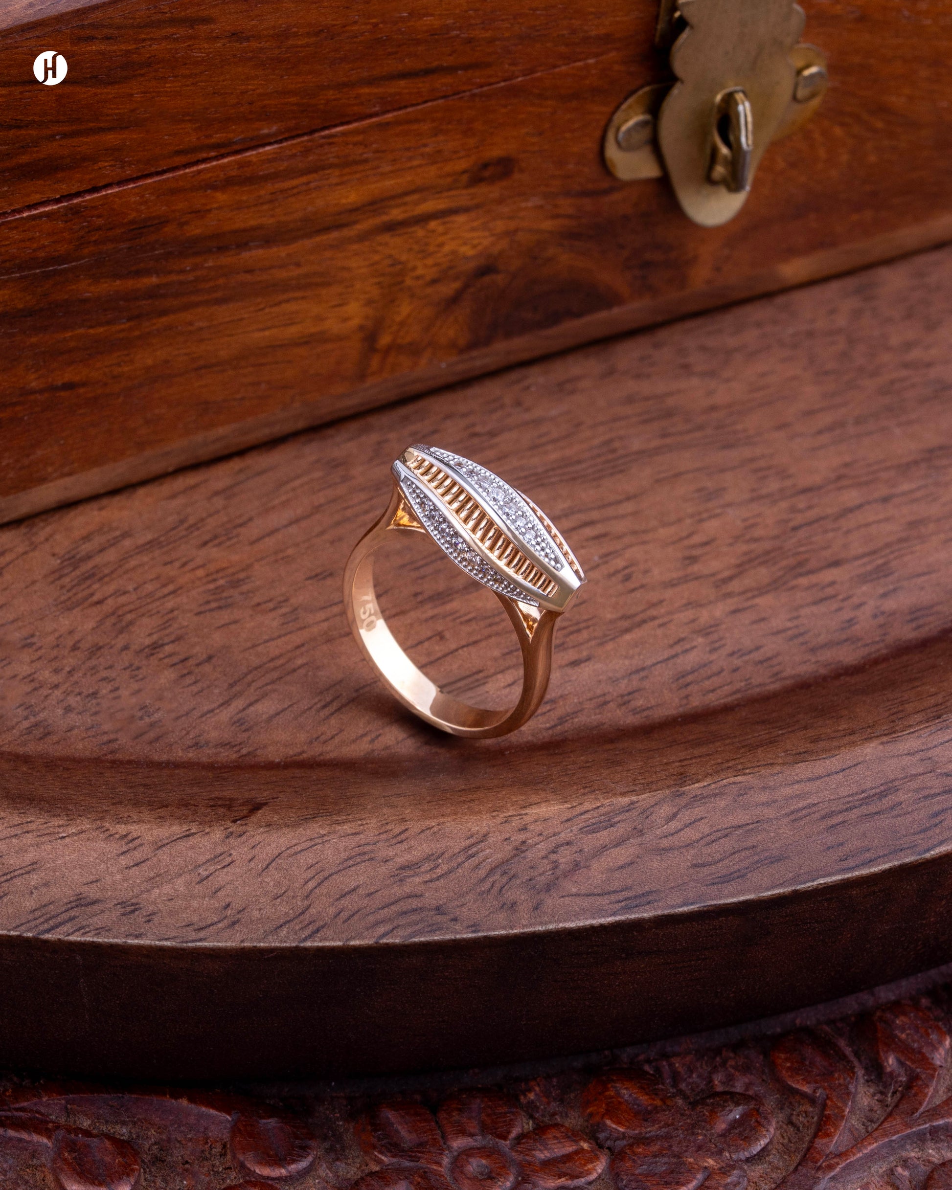 18Karat Rose Gold Oval Shell Motif Statement Ring for ladies in Dubai | Italian jewellery gift set | Italian Ring price in Dubai